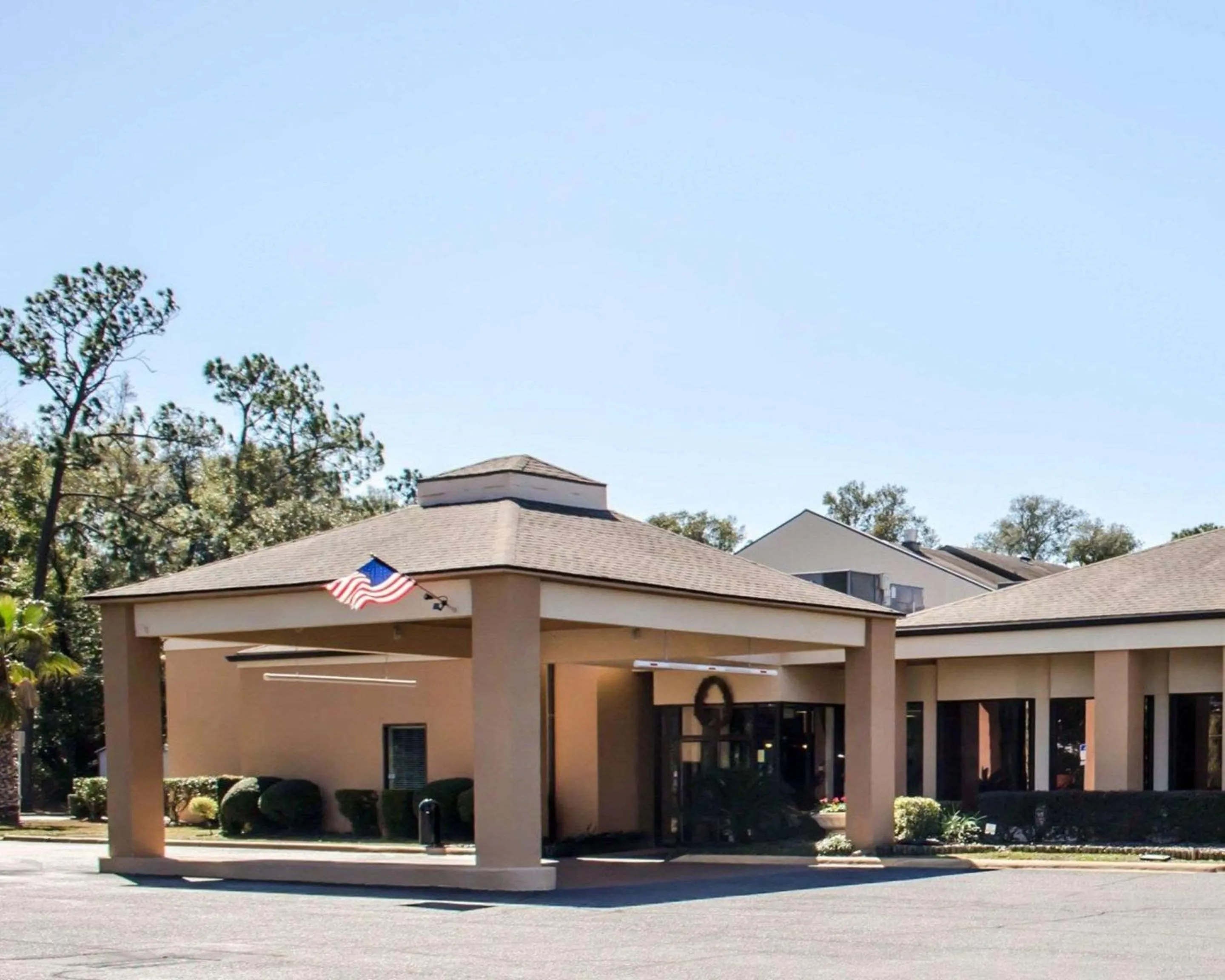 Property building in Quality Inn & Suites Pensacola Bayview