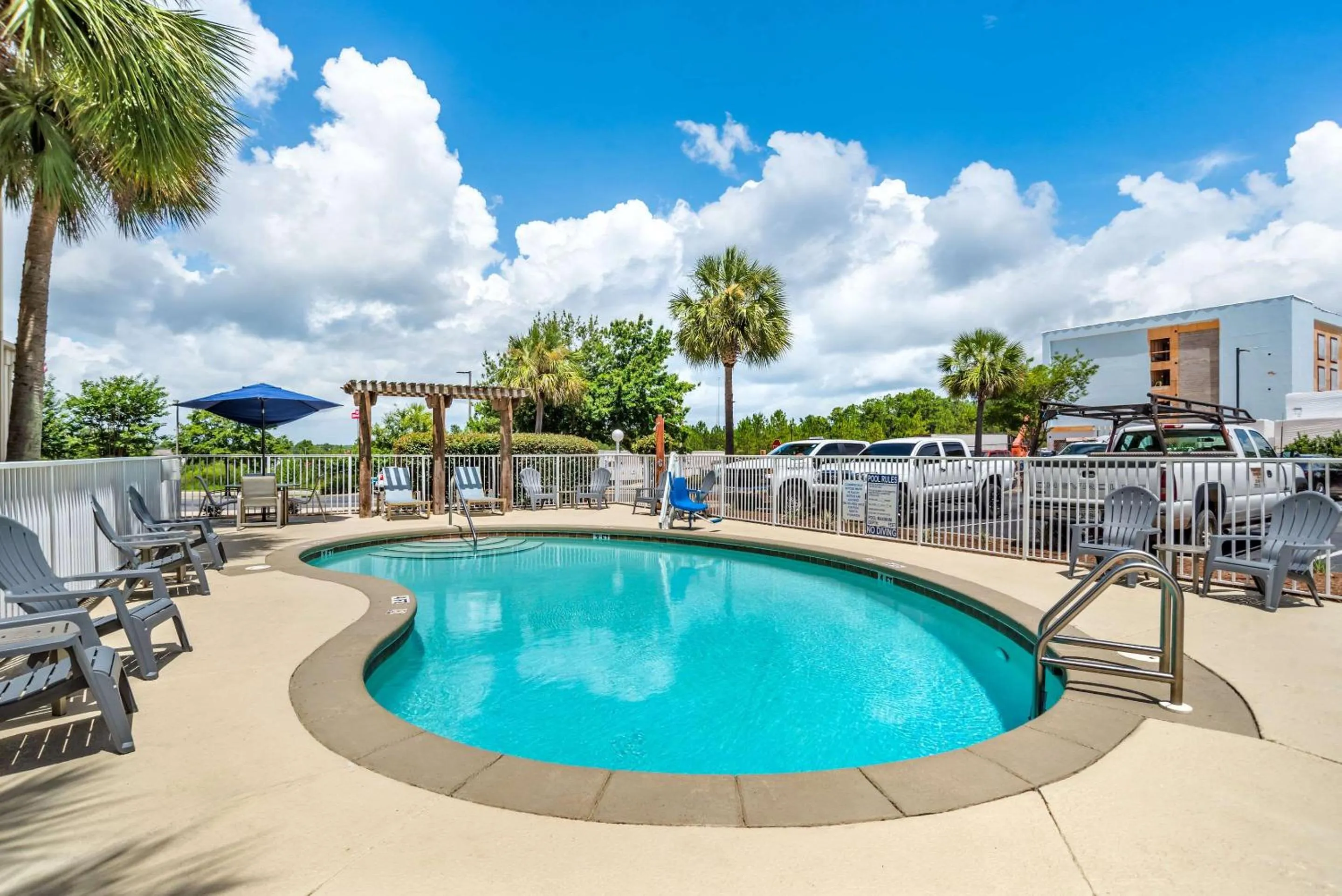 Swimming pool in Comfort Inn & Suites Crestview South
