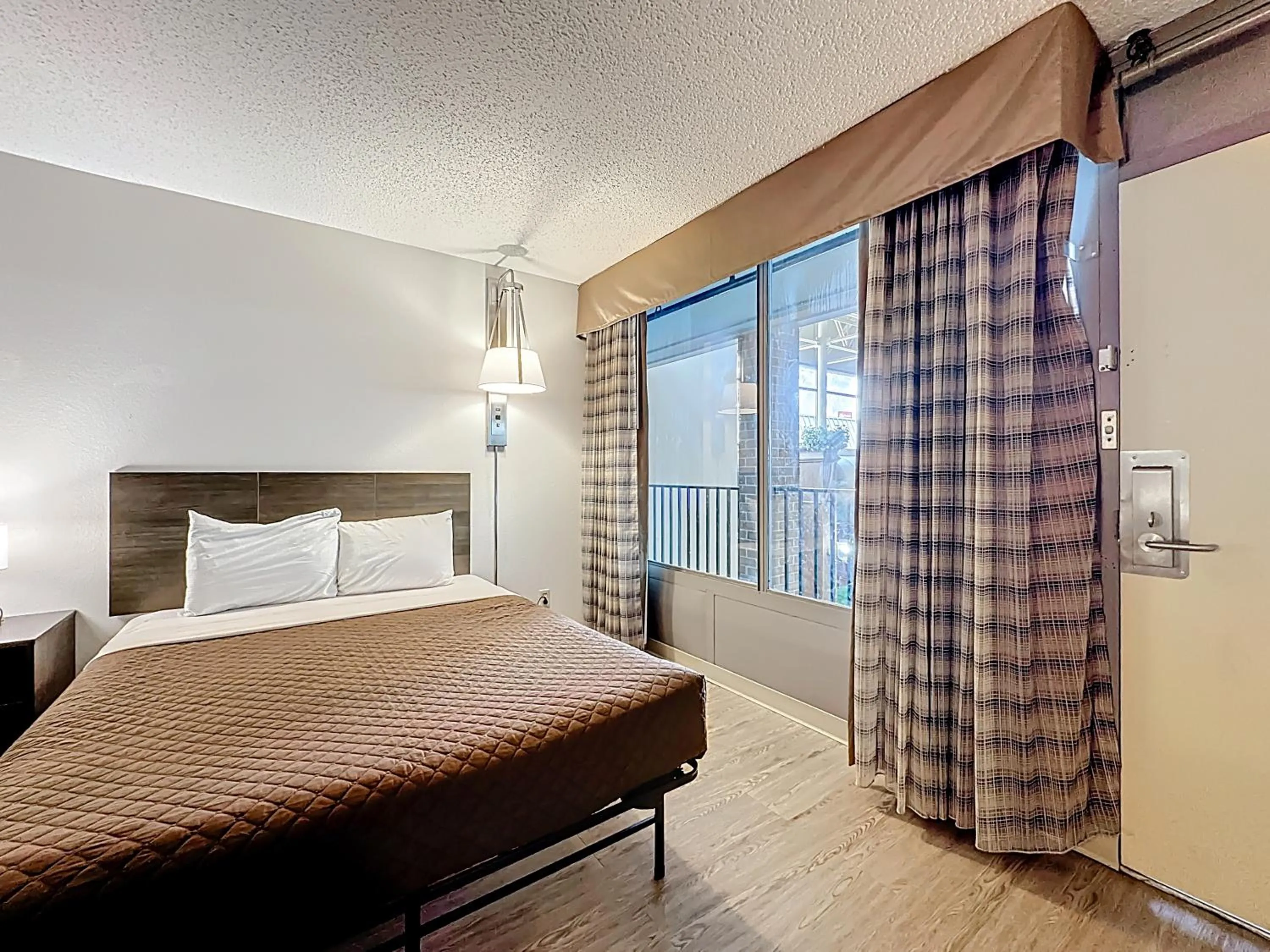 Bedroom, Bed in Stayable Jax West