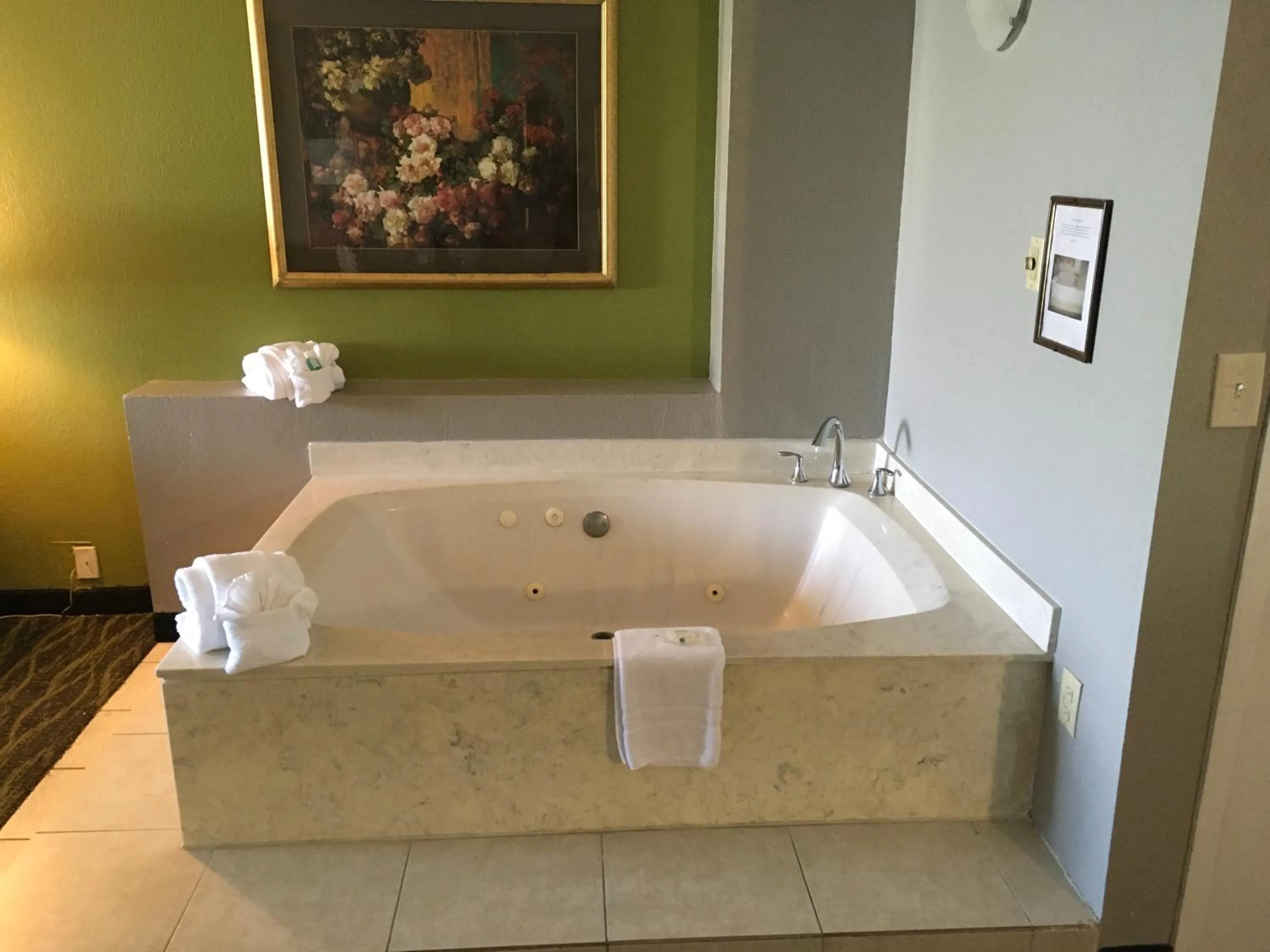 Hot Tub in Quality Inn & Suites Winter Park Village Area