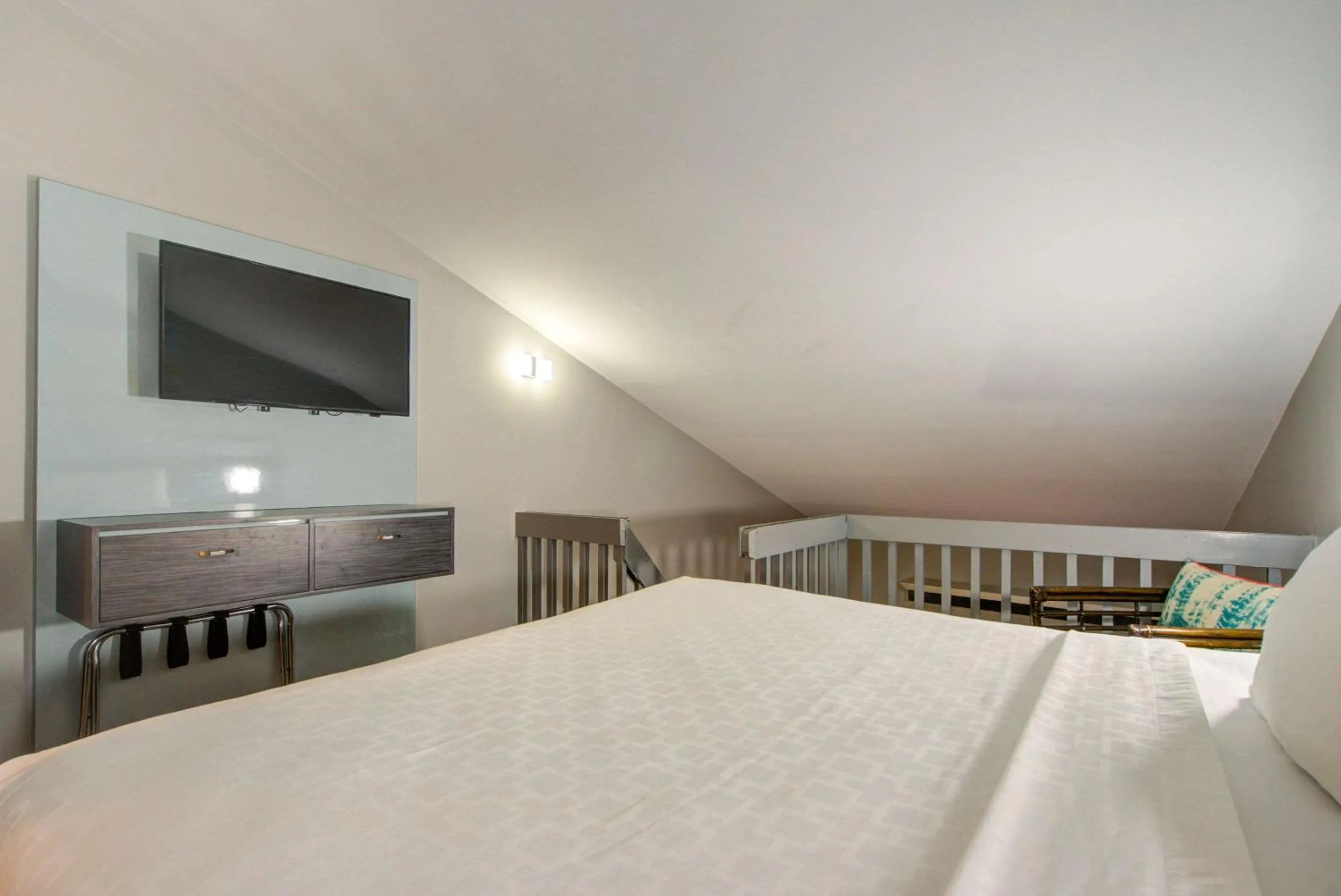 Bedroom, Bed in Clarion Pointe Tampa-Brandon Near Fairgrounds and Casino