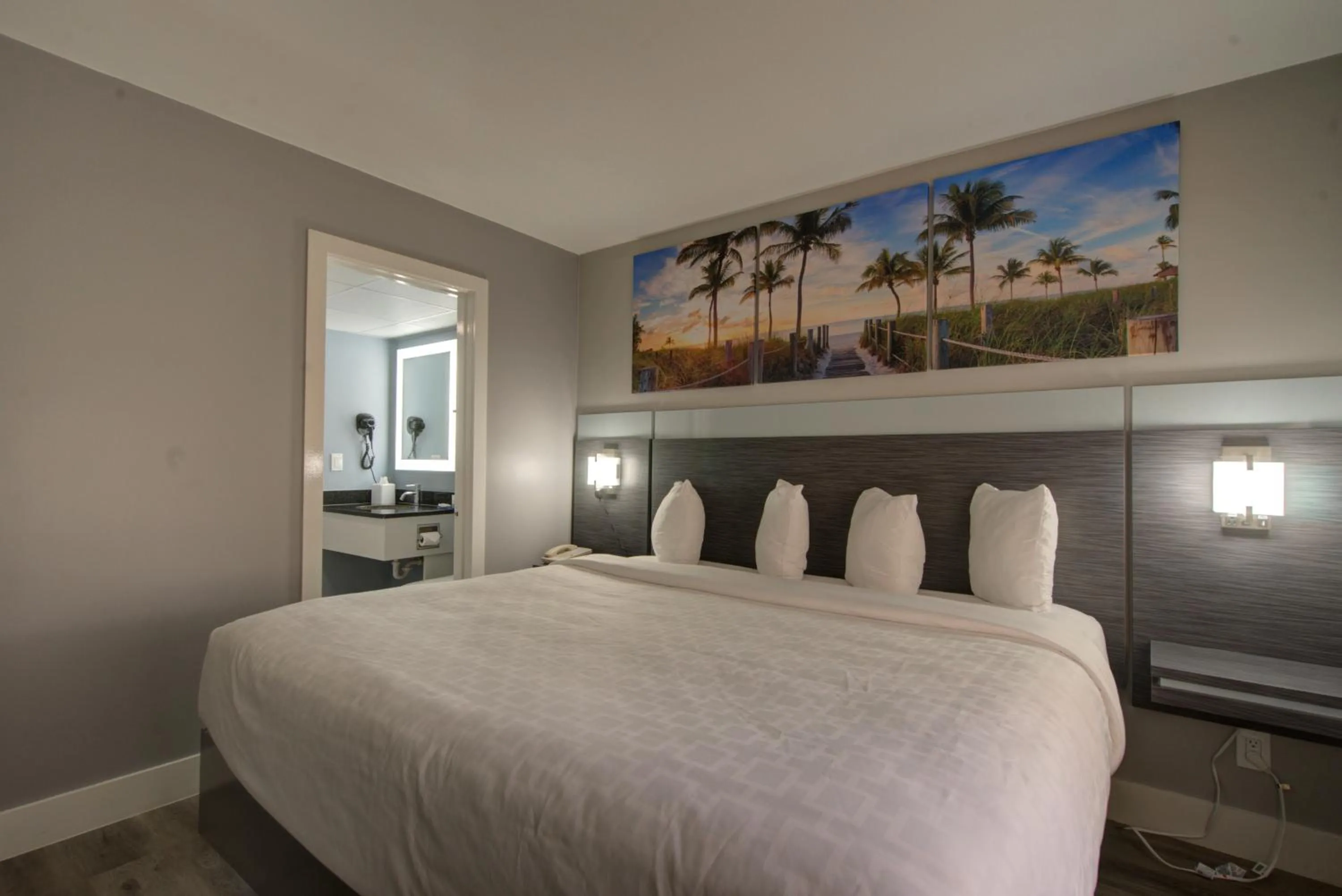 Bed in Clarion Pointe Tampa-Brandon Near Fairgrounds and Casino