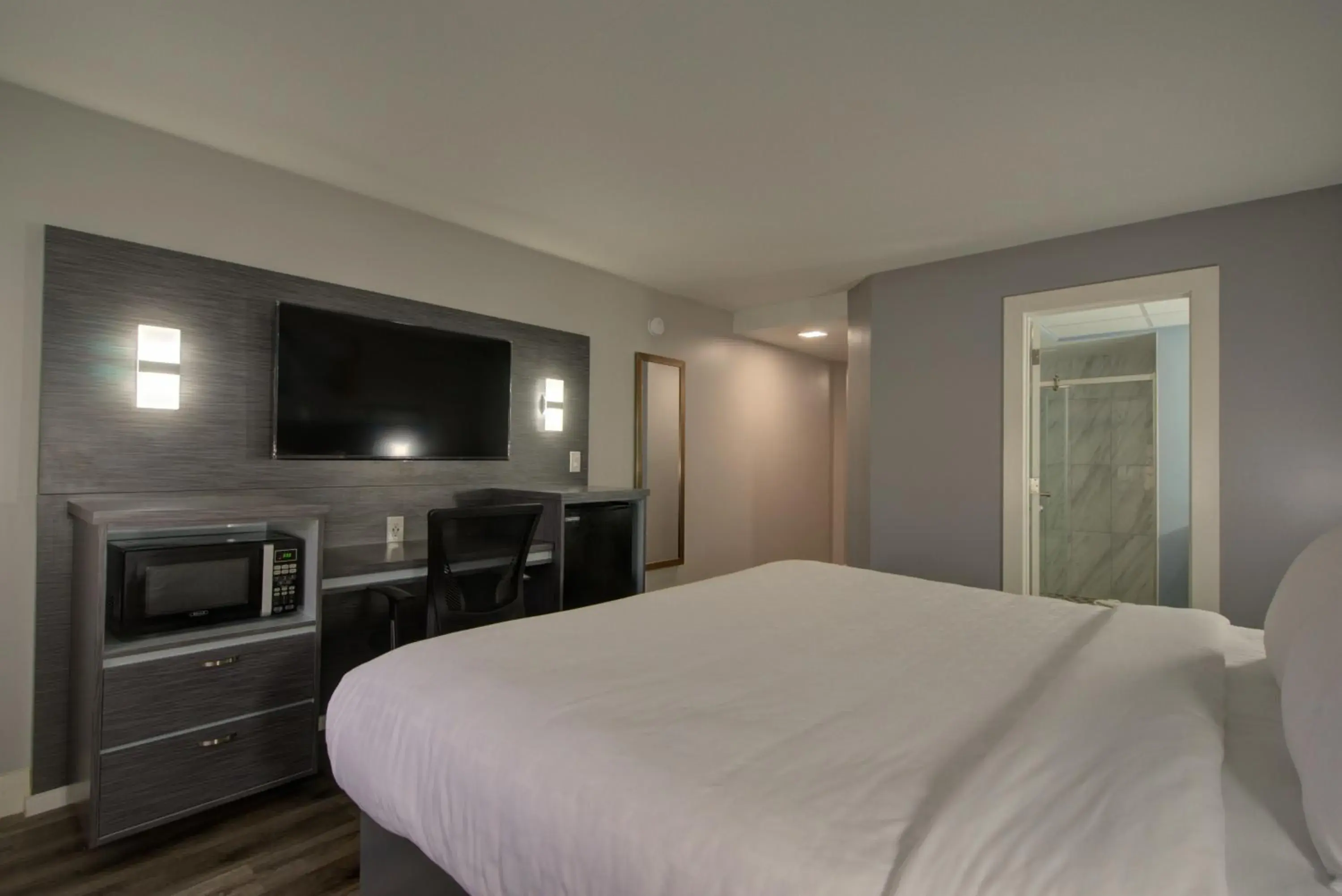 Superior King Room - Non Smoking in Clarion Pointe Tampa-Brandon Near Fairgrounds and Casino Superior King Room - Non Smoking in Clarion Pointe Tampa-Brandon Near Fairgrounds and Casino