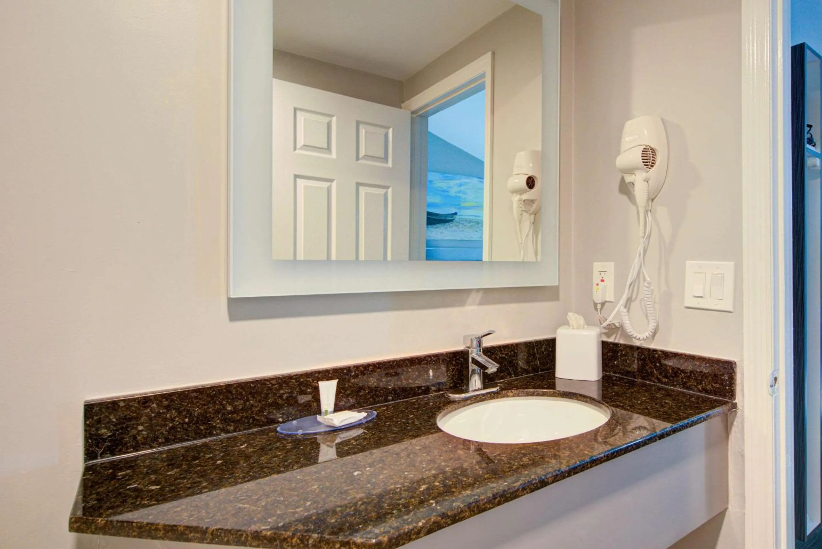 Bedroom in Clarion Pointe Tampa-Brandon Near Fairgrounds and Casino