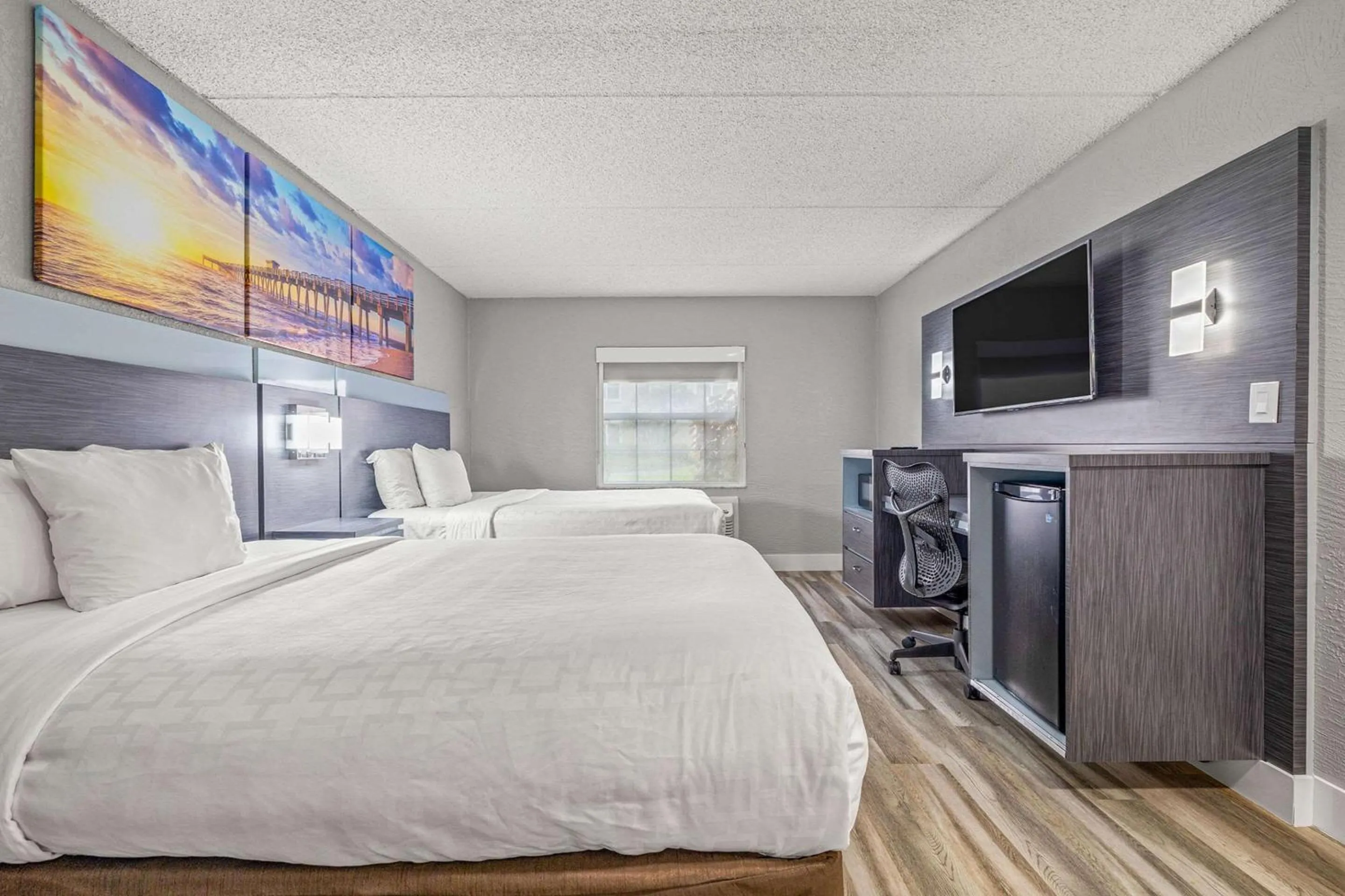 Bedroom, Bed in Clarion Pointe Tampa-Brandon Near Fairgrounds and Casino