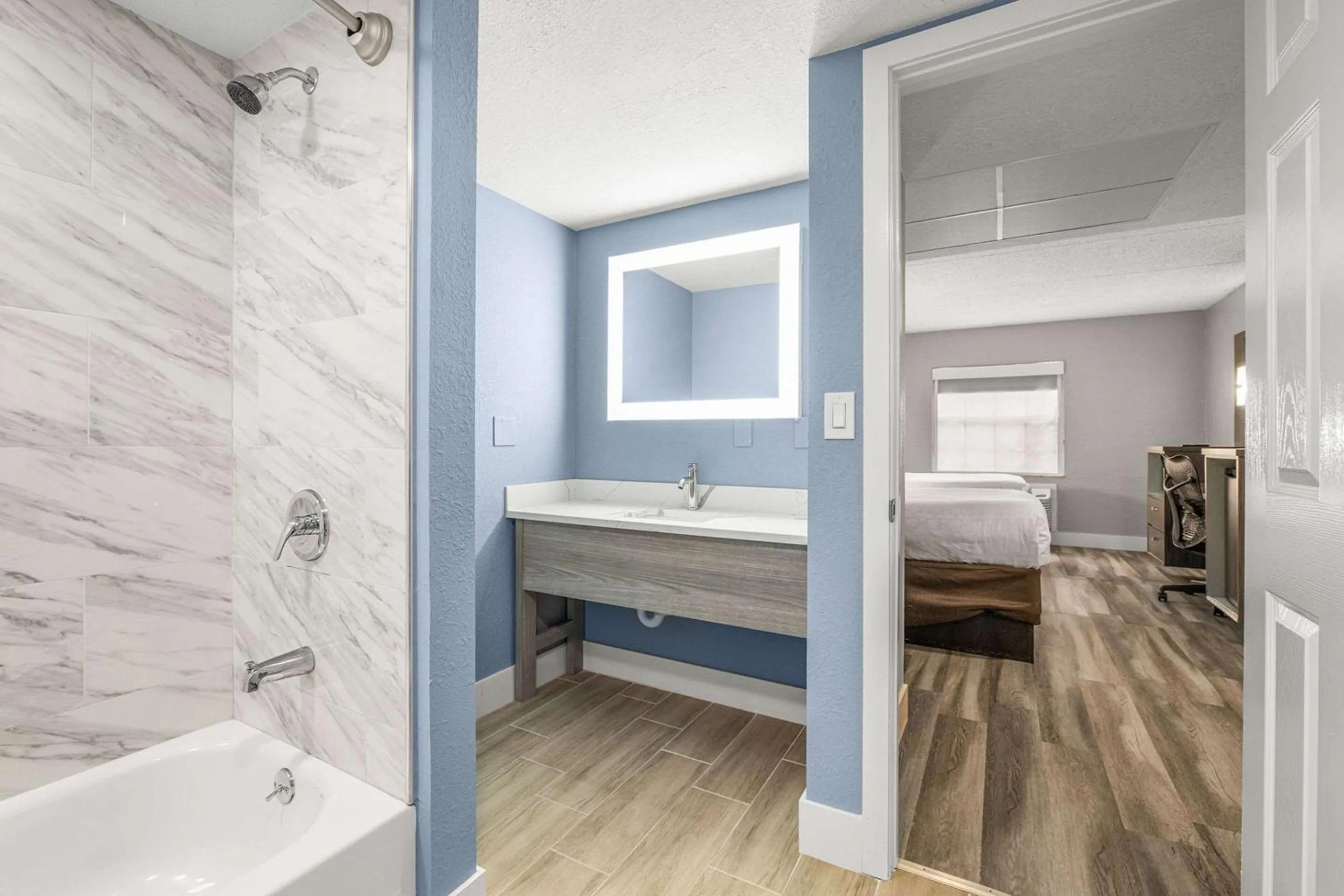 Bedroom in Clarion Pointe Tampa-Brandon Near Fairgrounds and Casino