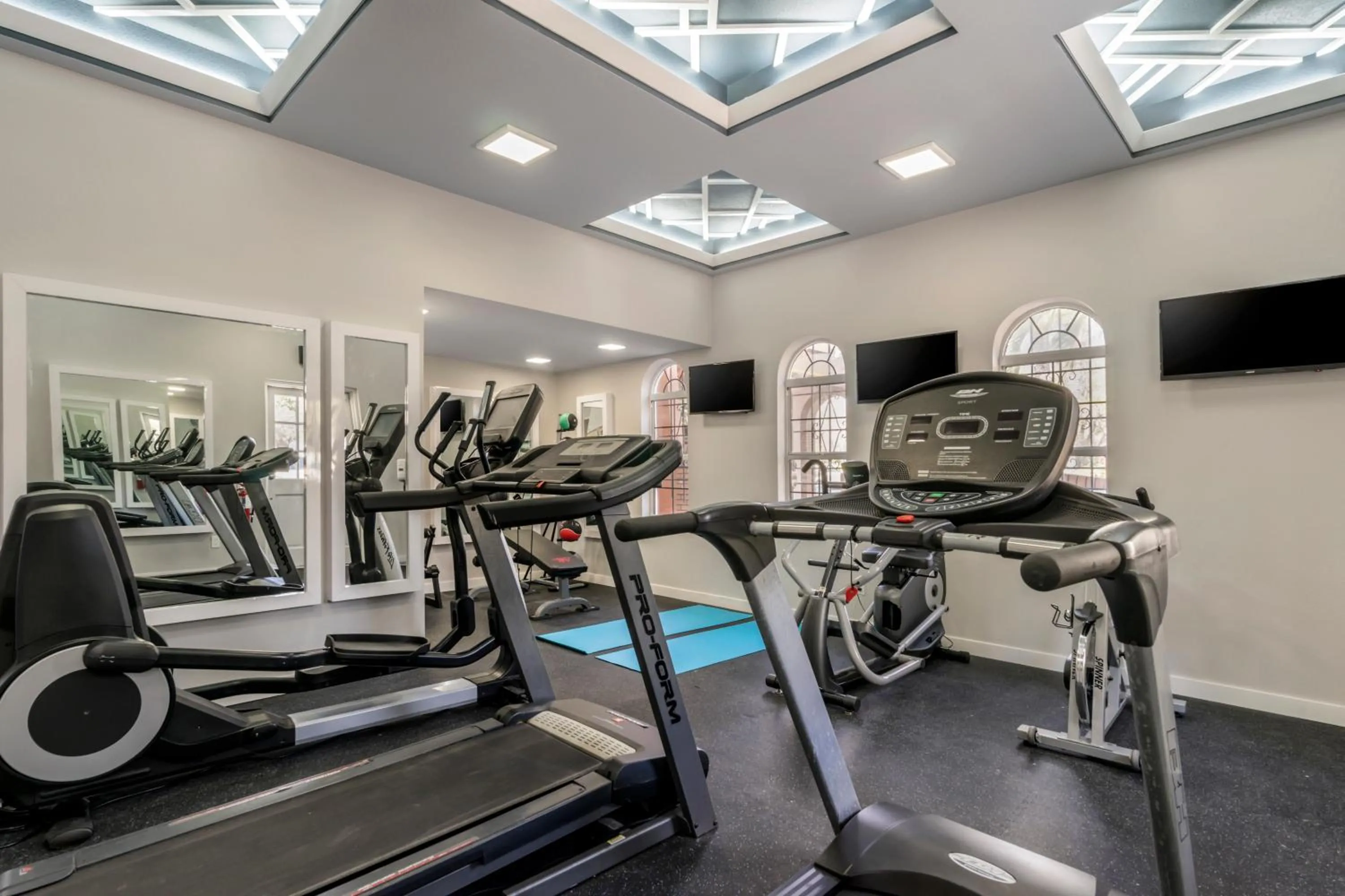 Fitness centre/facilities in Clarion Pointe Tampa-Brandon Near Fairgrounds and Casino