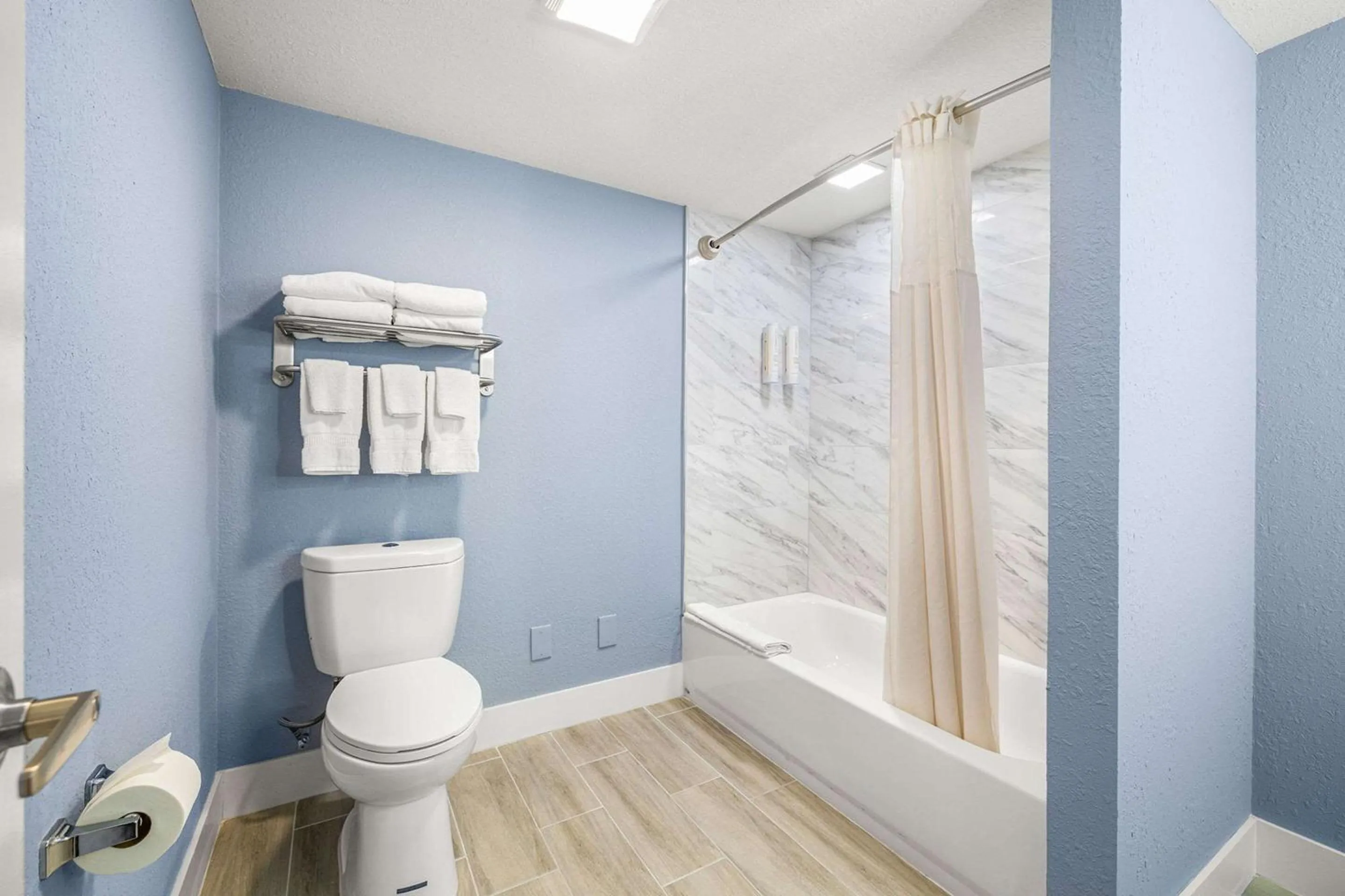 Bedroom in Clarion Pointe Tampa-Brandon Near Fairgrounds and Casino