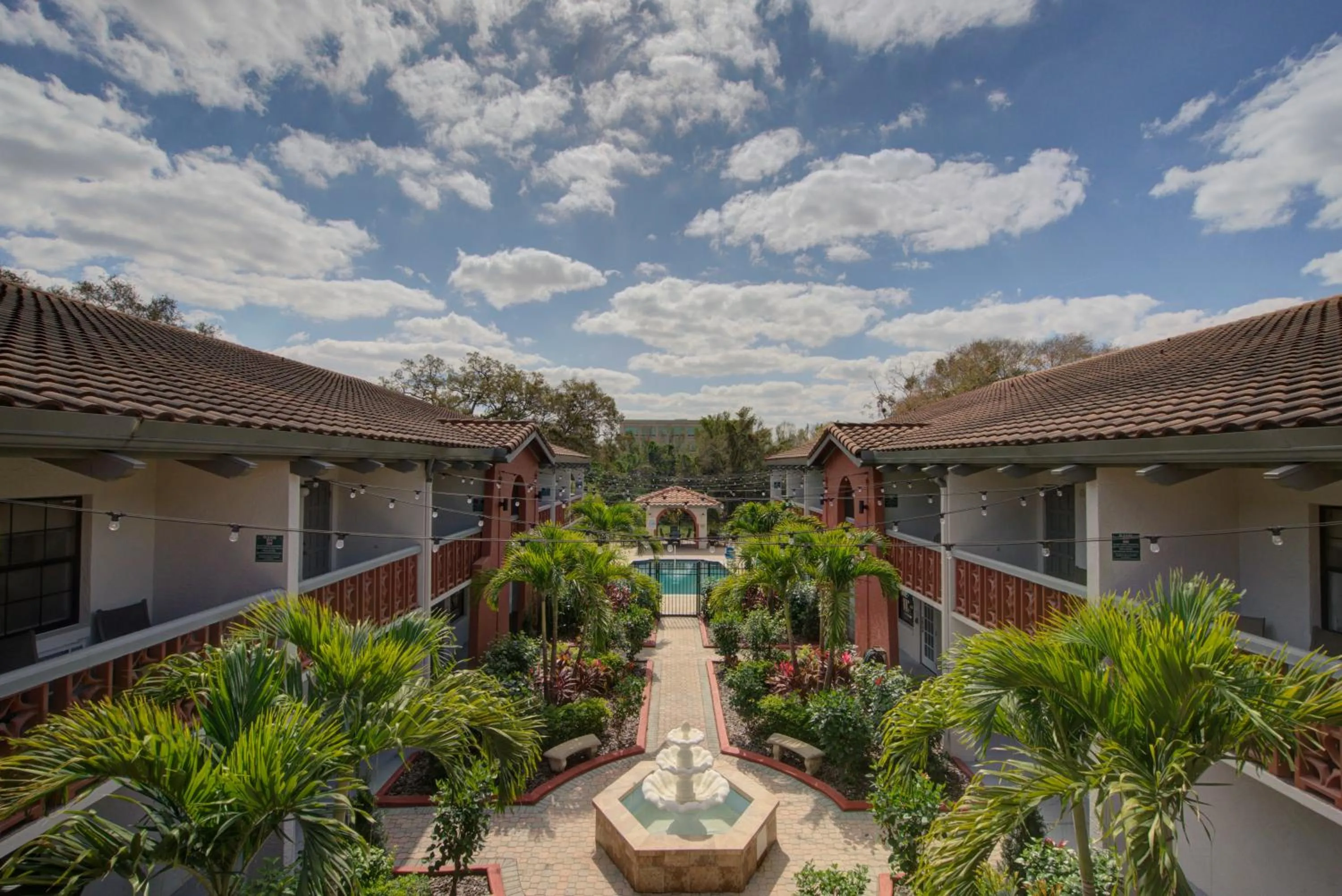 Inner courtyard view in Clarion Pointe Tampa-Brandon Near Fairgrounds and Casino