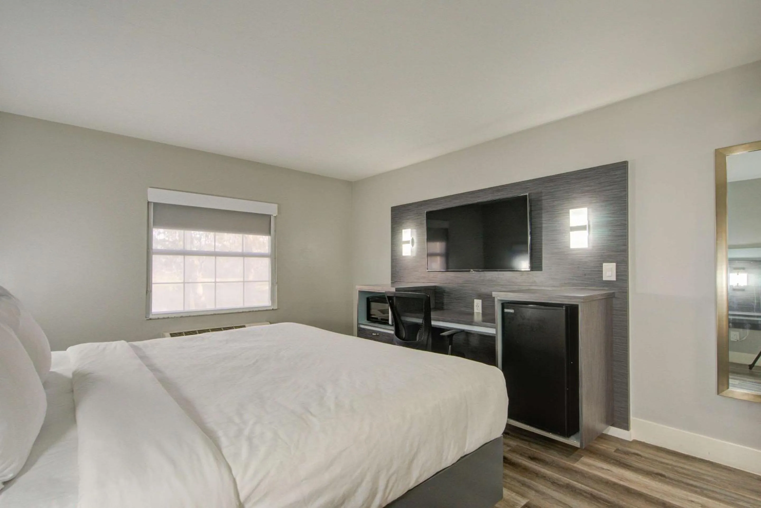 Bedroom, Bed in Clarion Pointe Tampa-Brandon Near Fairgrounds and Casino