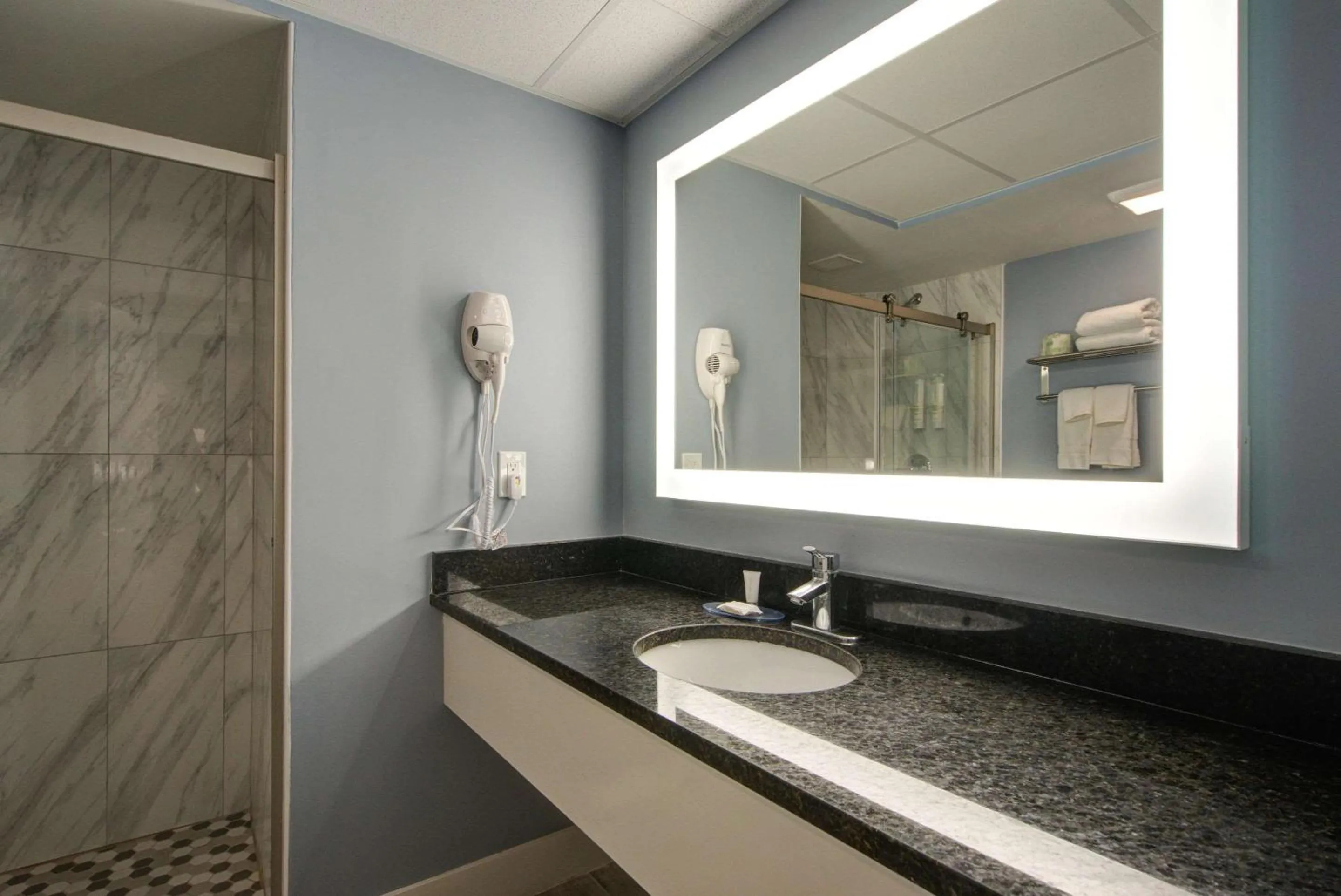 Bedroom in Clarion Pointe Tampa-Brandon Near Fairgrounds and Casino