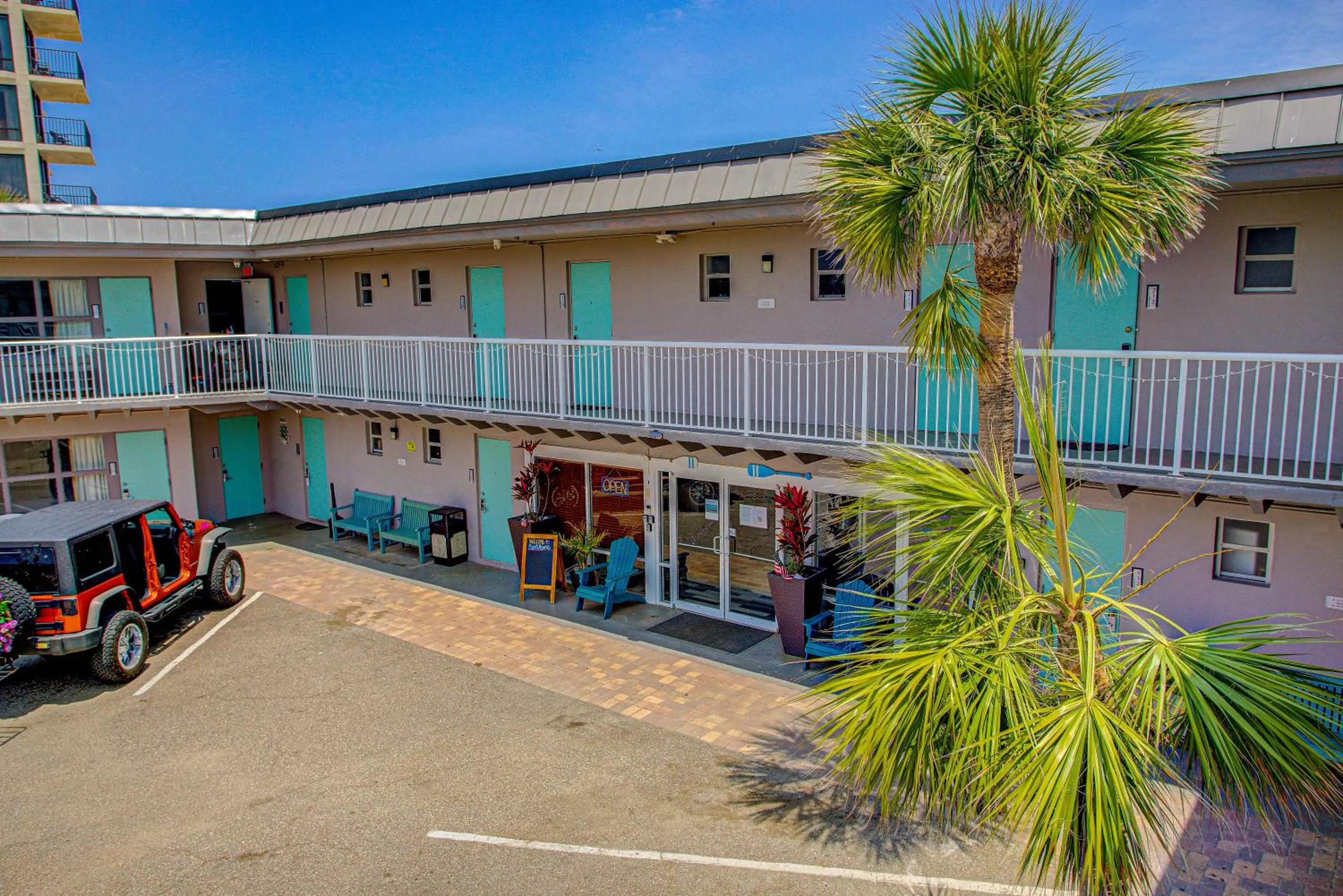 Communal lounge/ TV room in Beach House Inn