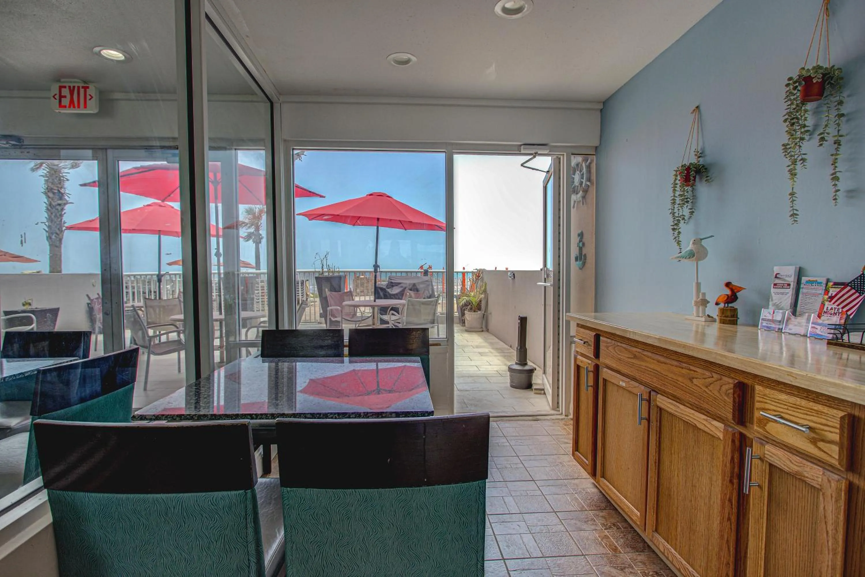 Communal lounge/ TV room in Beach House Inn