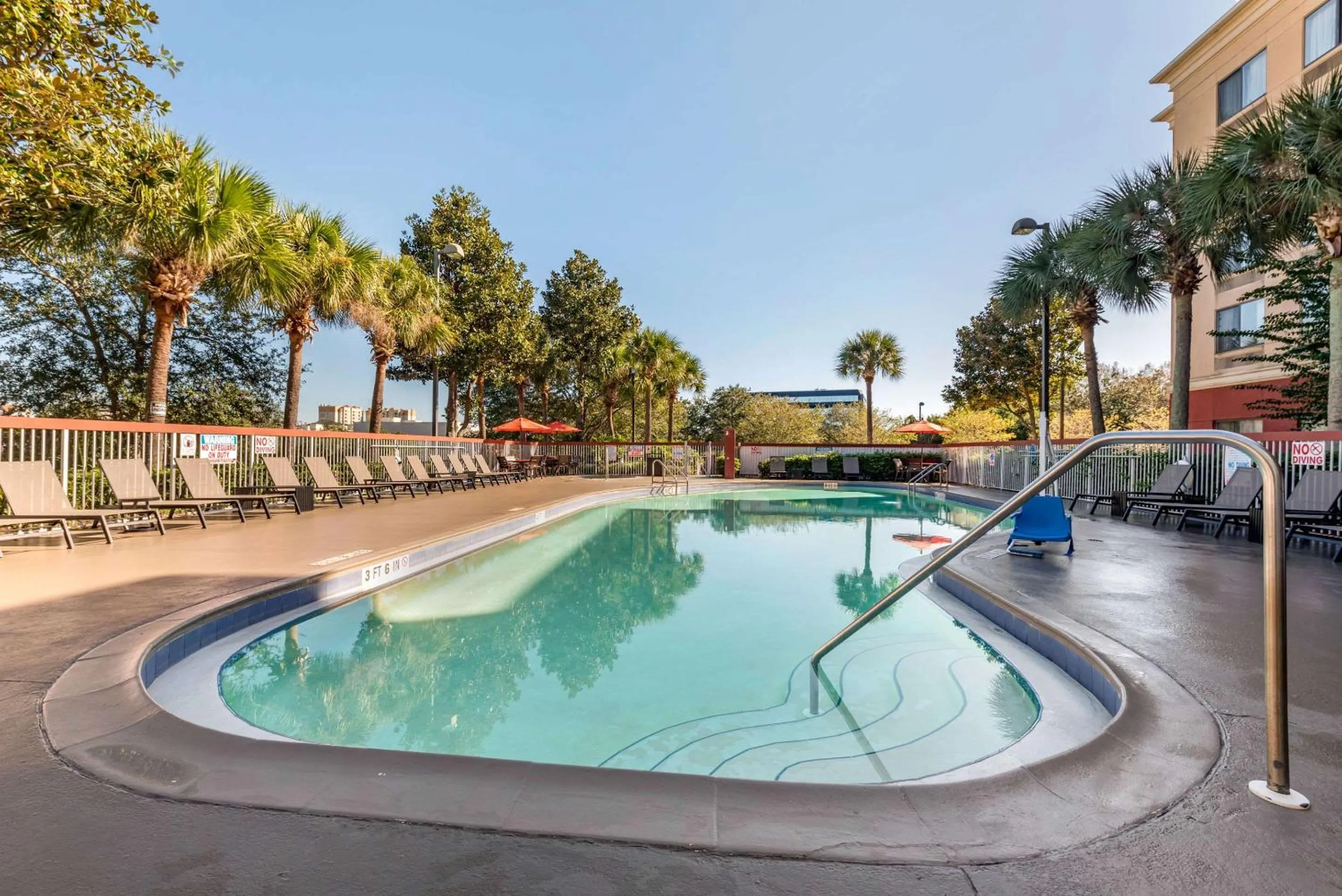 Swimming pool in Comfort Inn & Suites Near Universal Orlando Resort-Convention Ctr