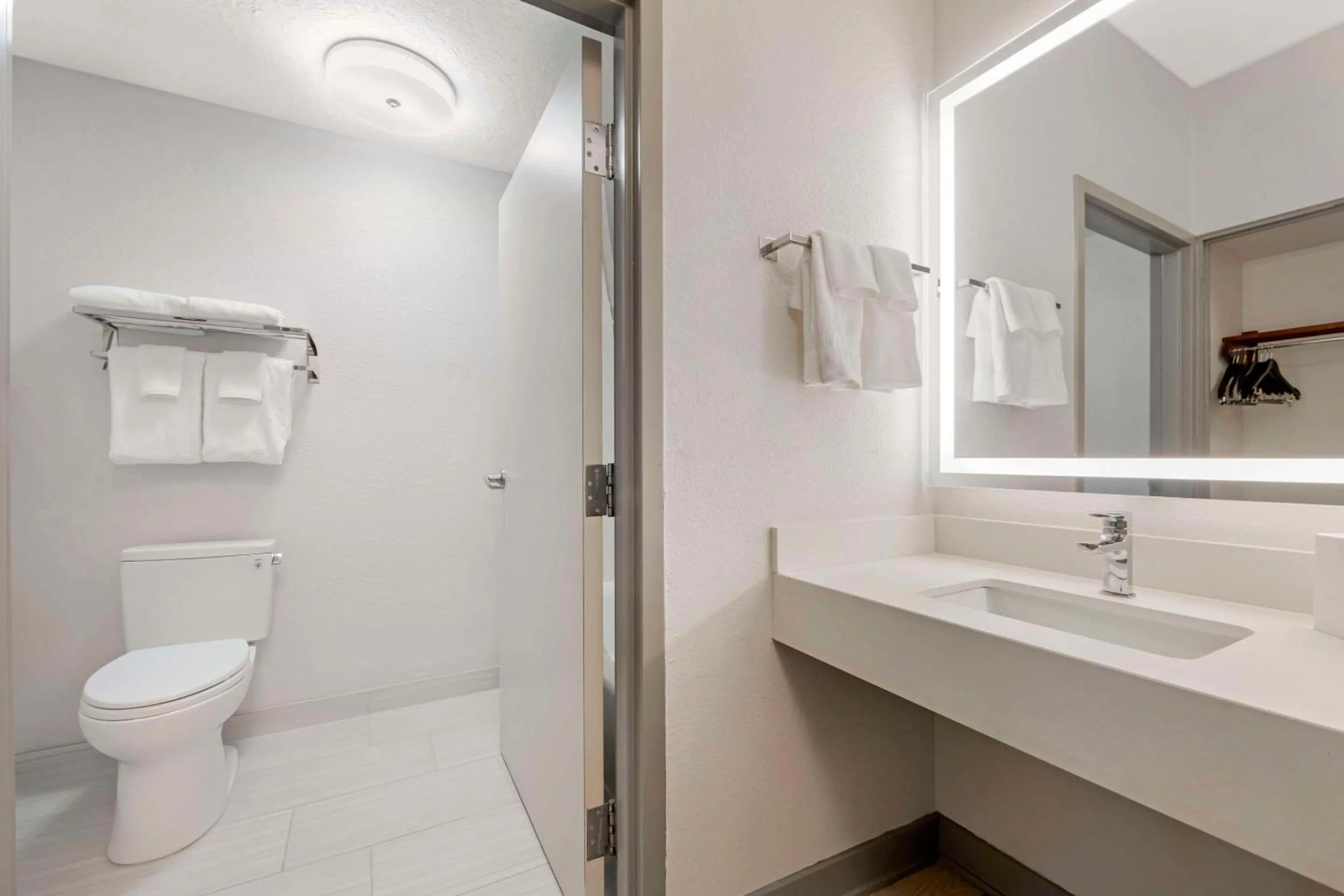 Bedroom in Comfort Inn & Suites Near Universal Orlando Resort-Convention Ctr