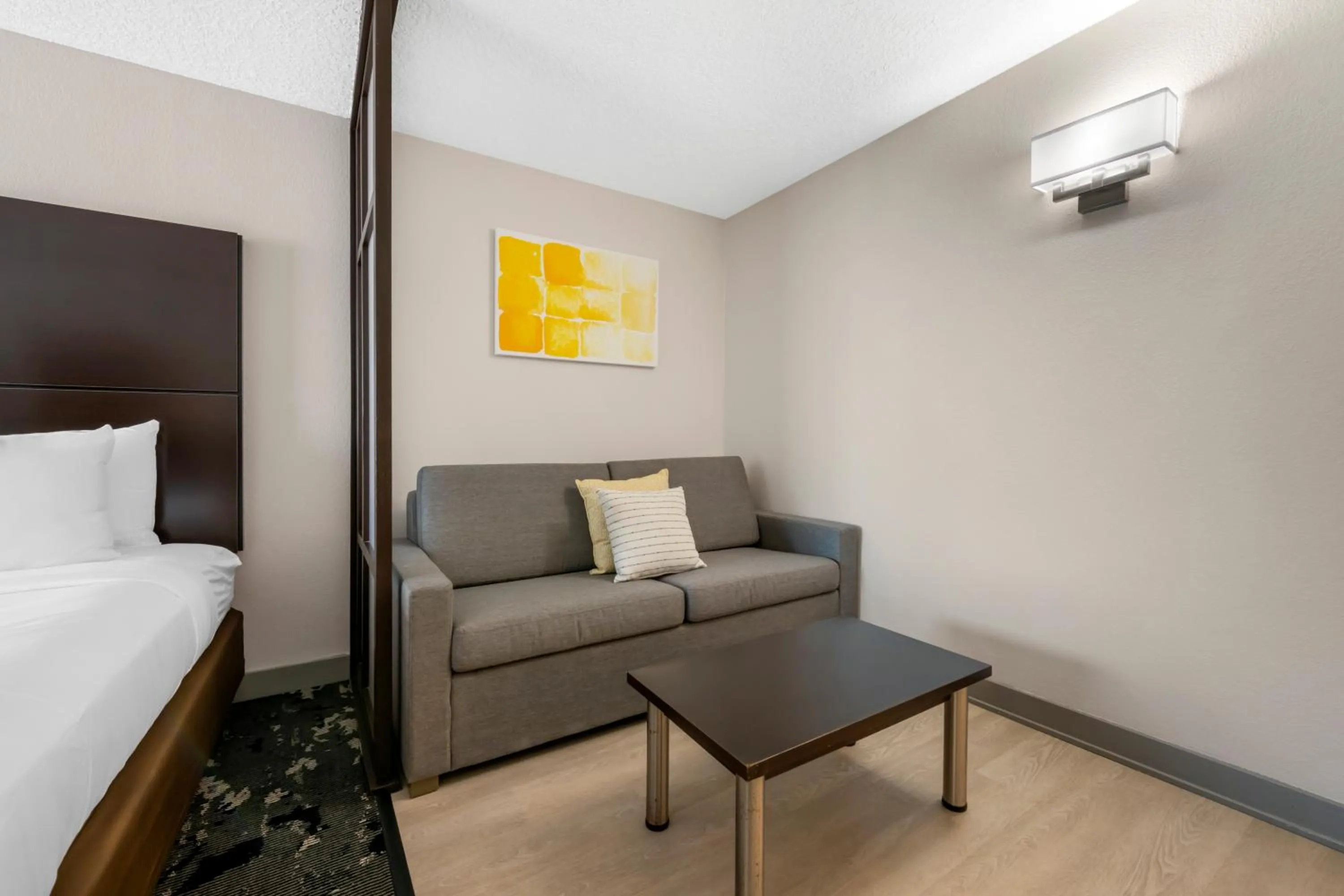 Seating area, Bed in Comfort Inn & Suites Near Universal Orlando Resort-Convention Ctr