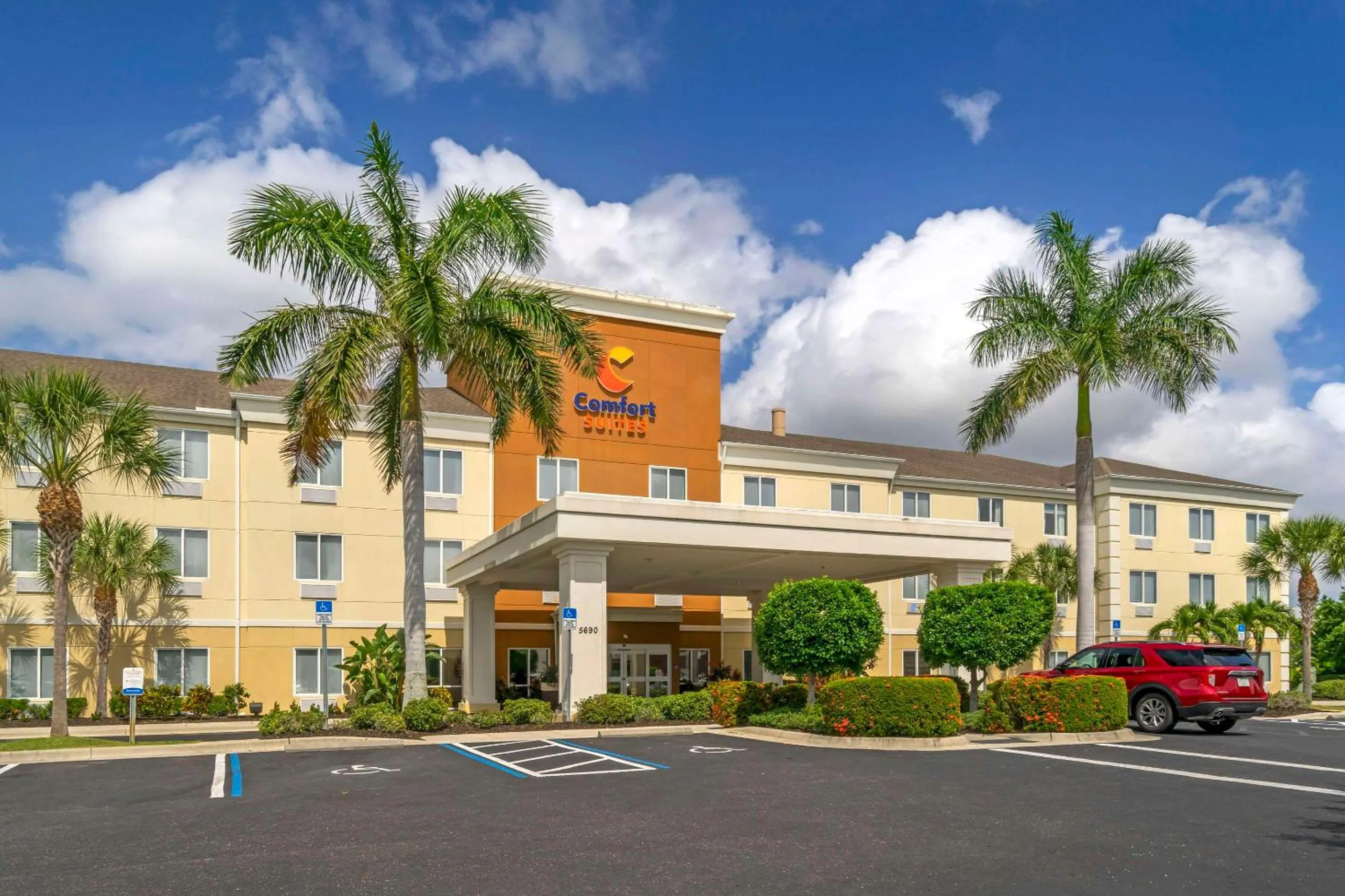 Property building in Comfort Suites Sarasota-Siesta Key