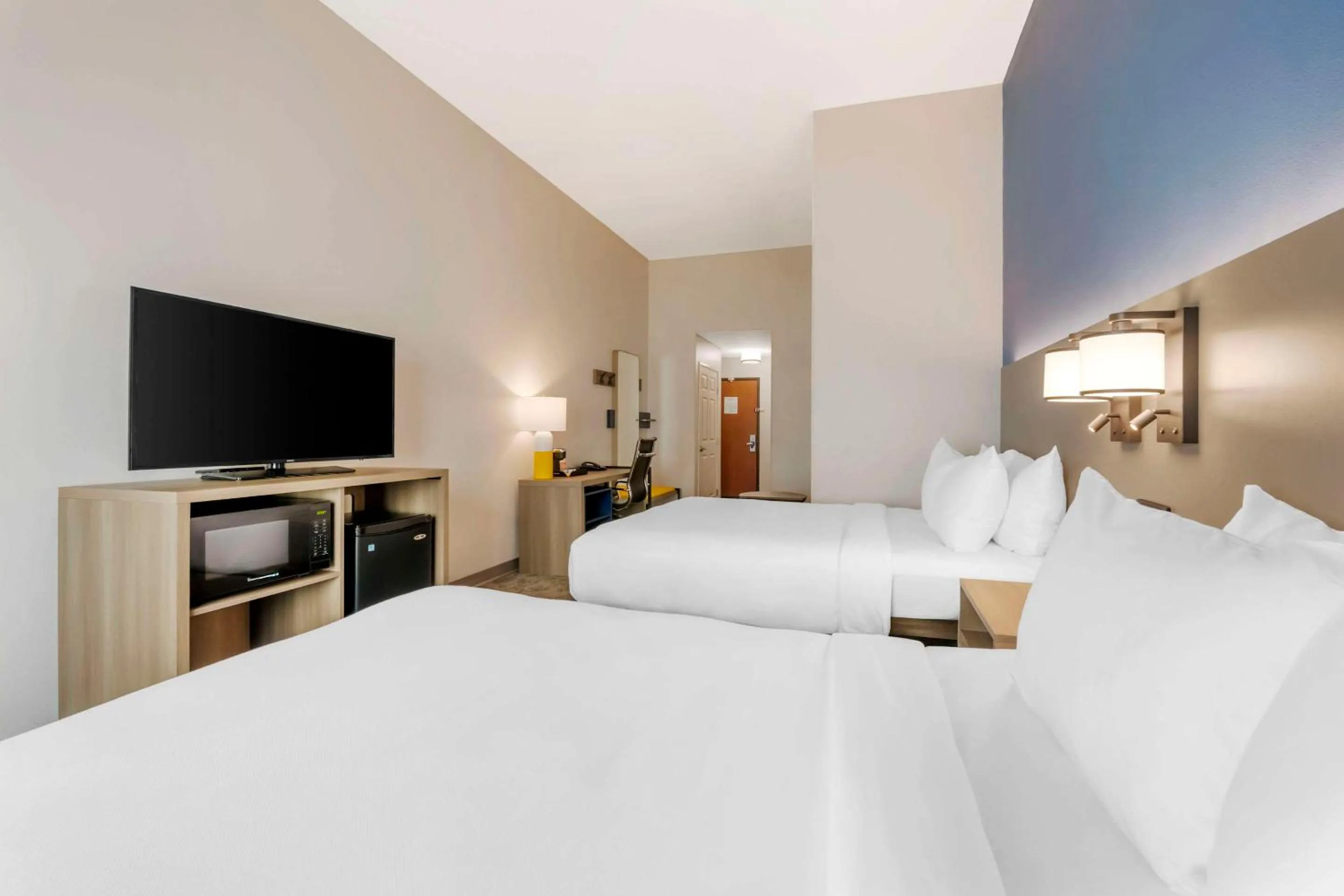 Bedroom, Bed in Comfort Suites Sarasota-Siesta Key