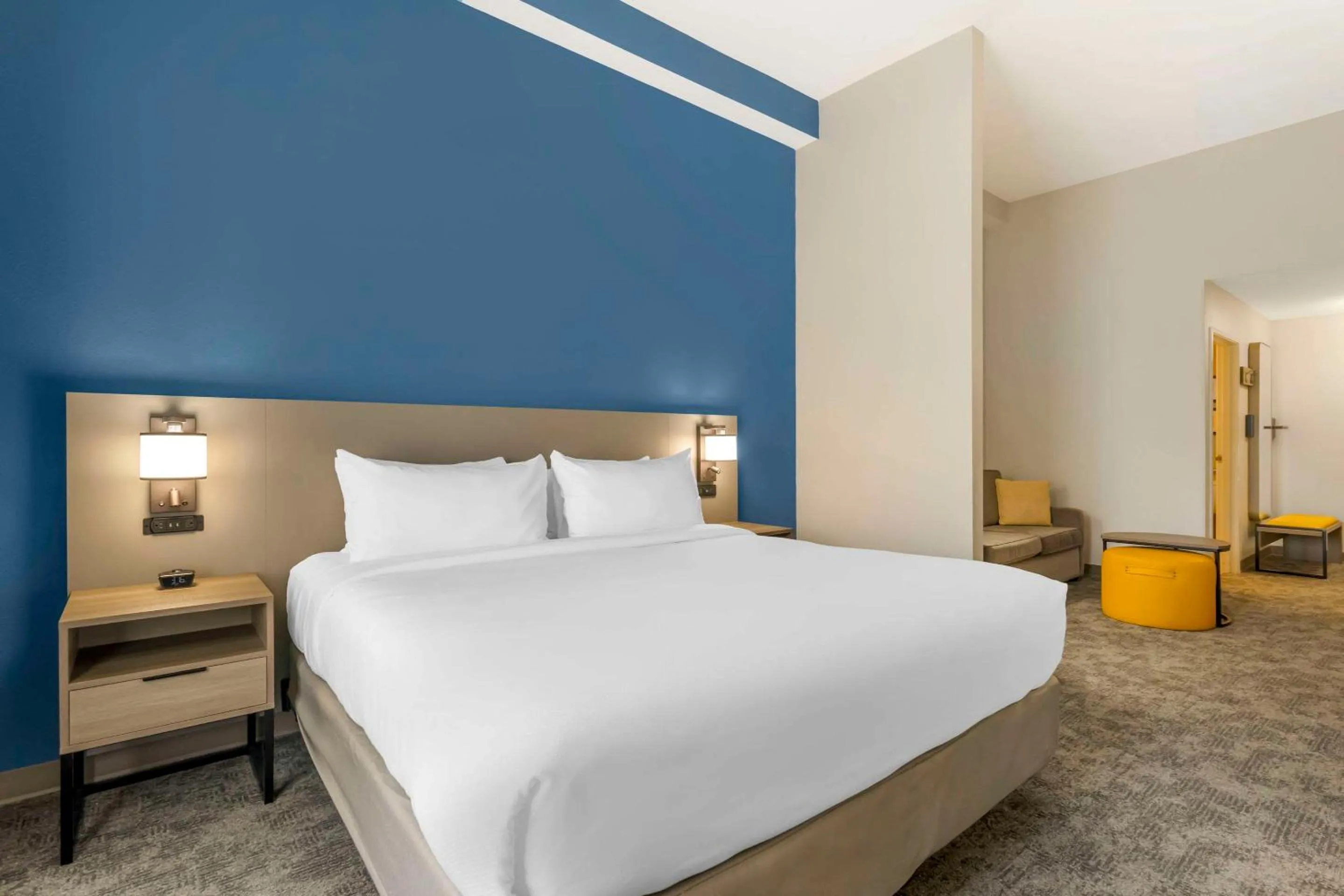 Bedroom, Bed in Comfort Suites Sarasota-Siesta Key