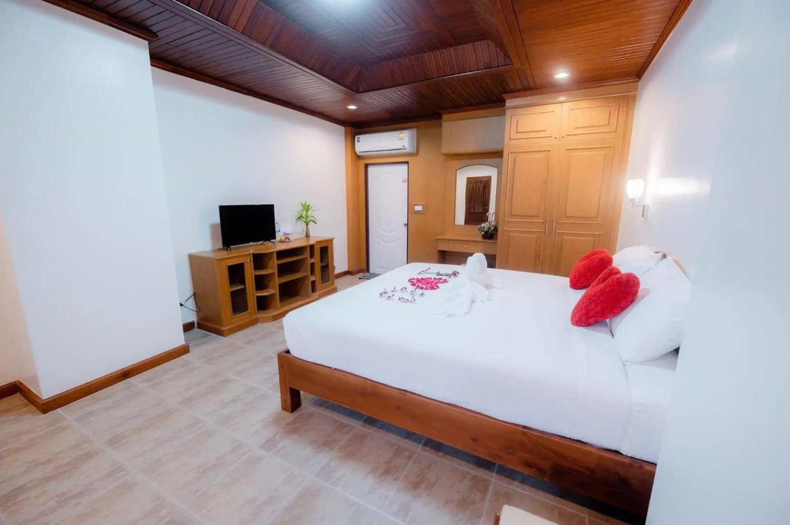Bed in Coconut Grove Hotel Samui