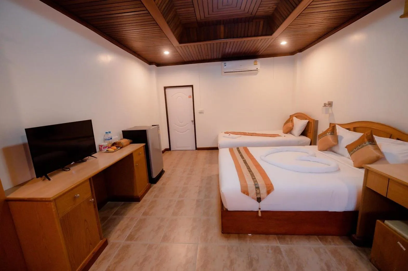 Bed in Coconut Grove Hotel Samui