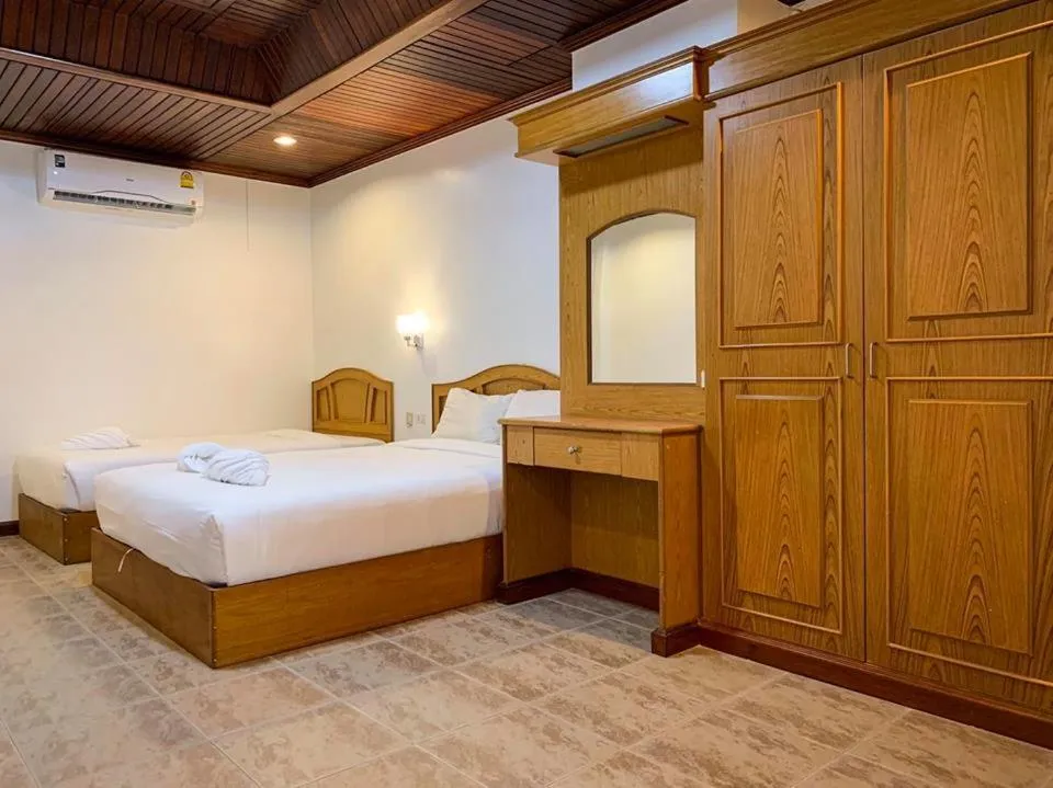 Bed in Coconut Grove Hotel Samui