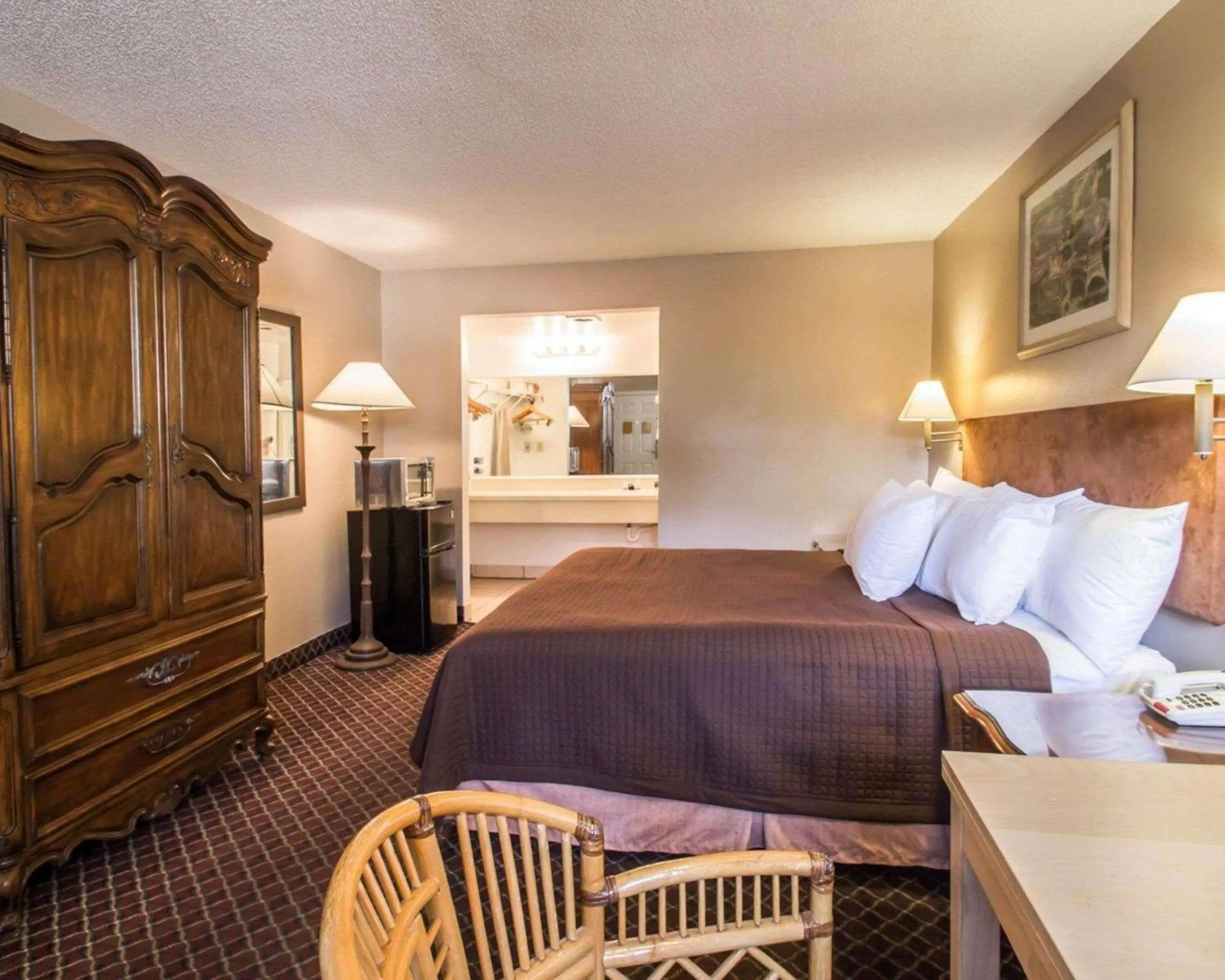 Photo of the whole room, Bed in Rodeway Inn Apopka South