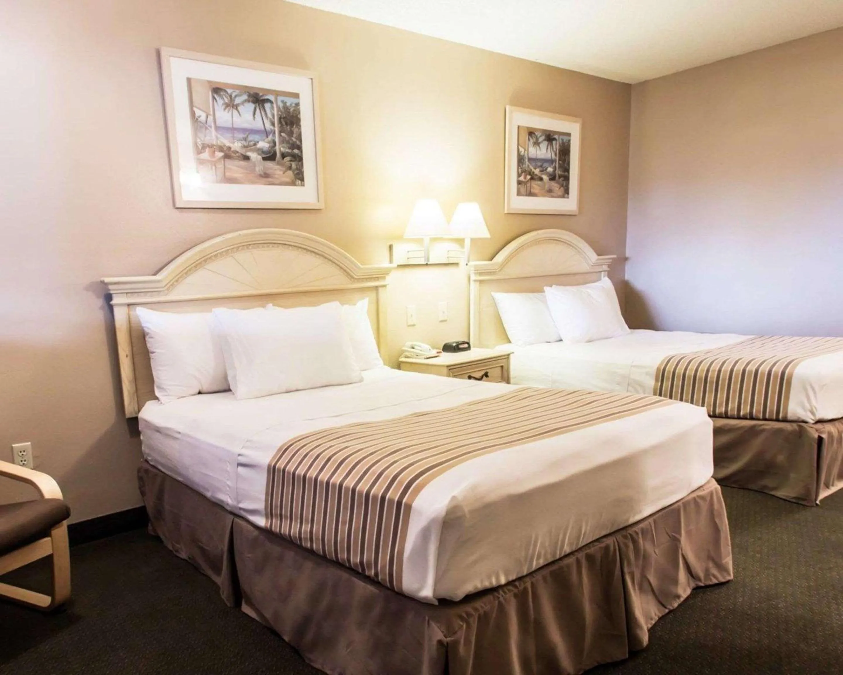 Photo of the whole room, Bed in Rodeway Inn Apopka South