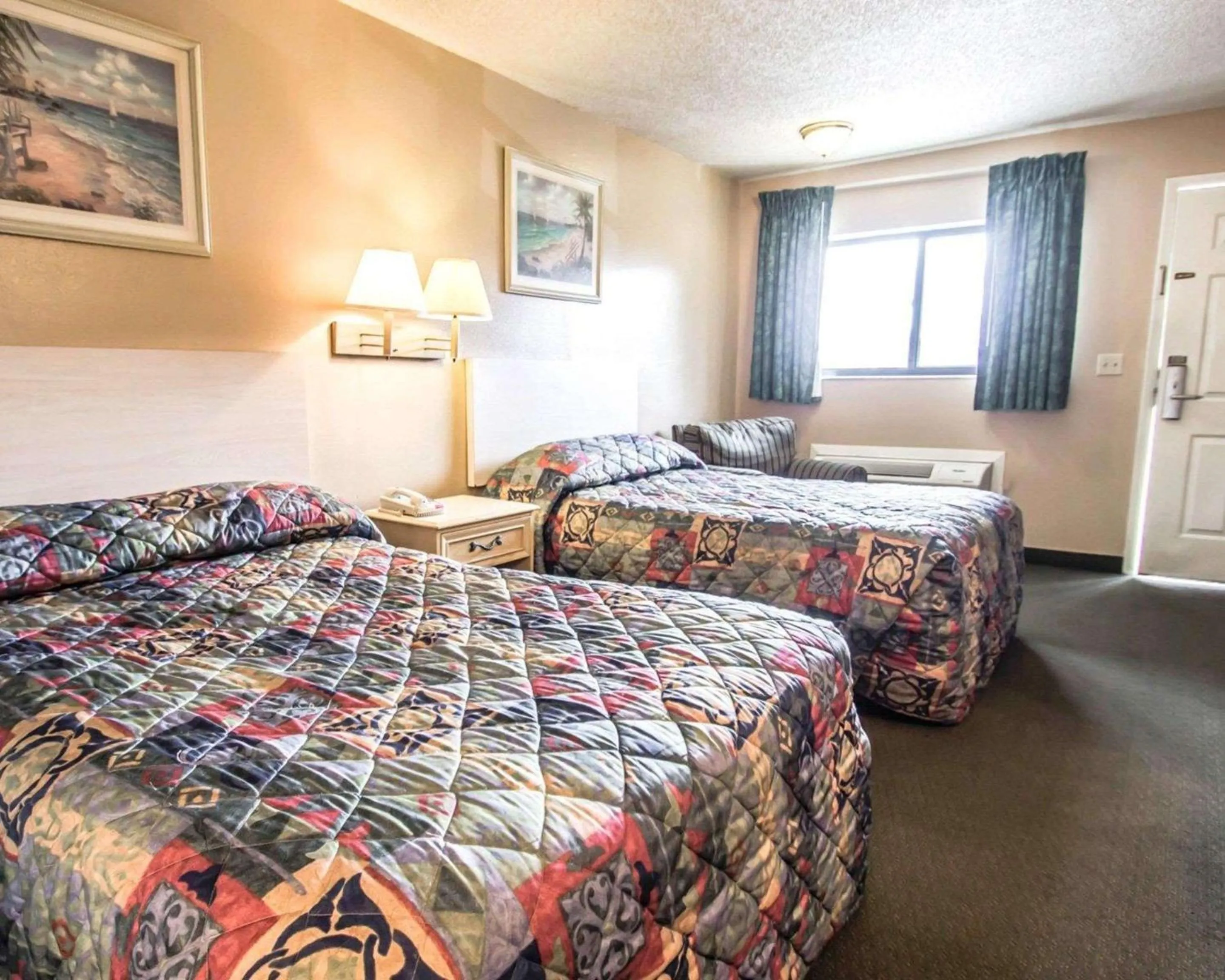 Photo of the whole room, Bed in Rodeway Inn Apopka South