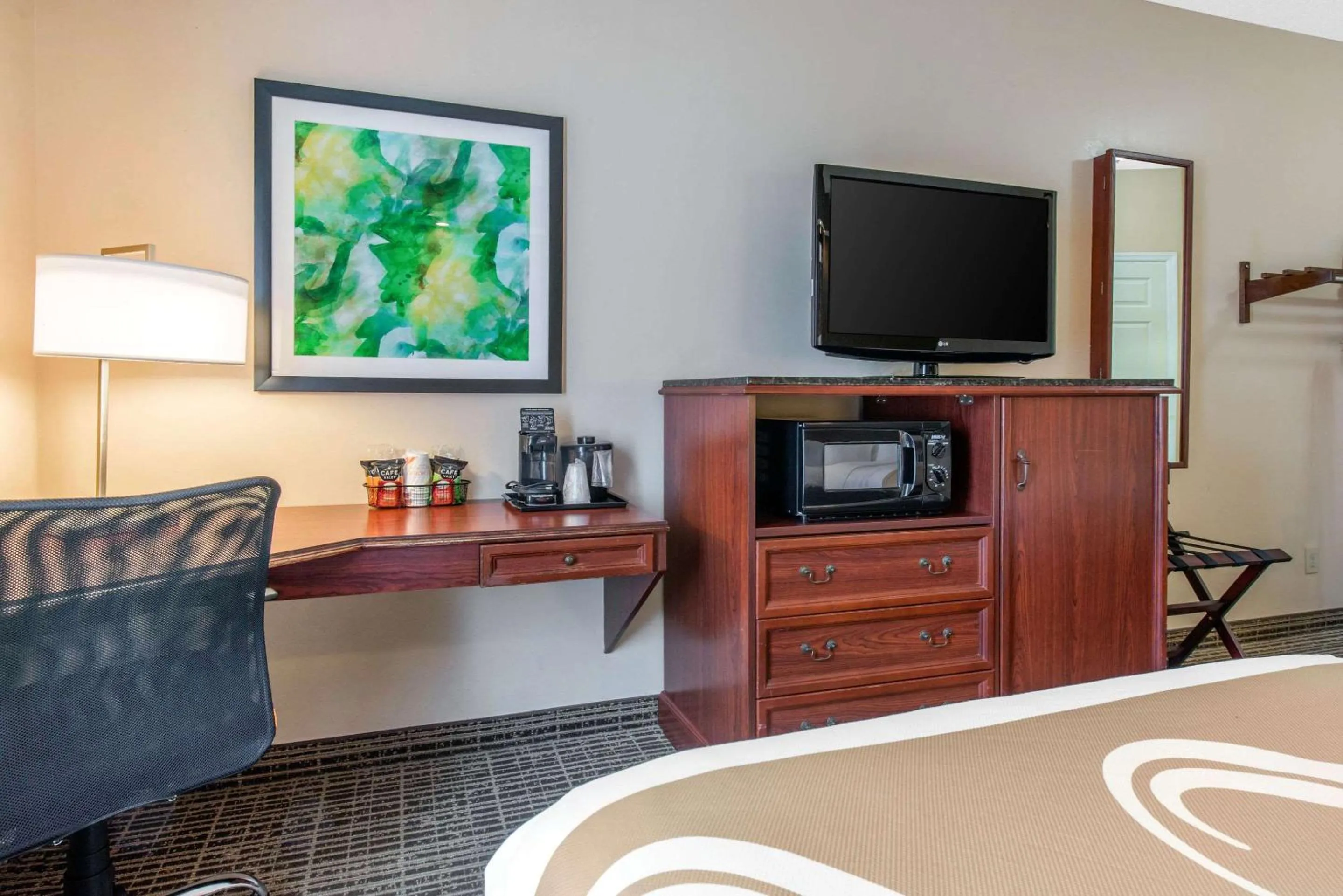 Bedroom in Quality Inn Palm Bay - Melbourne I-95