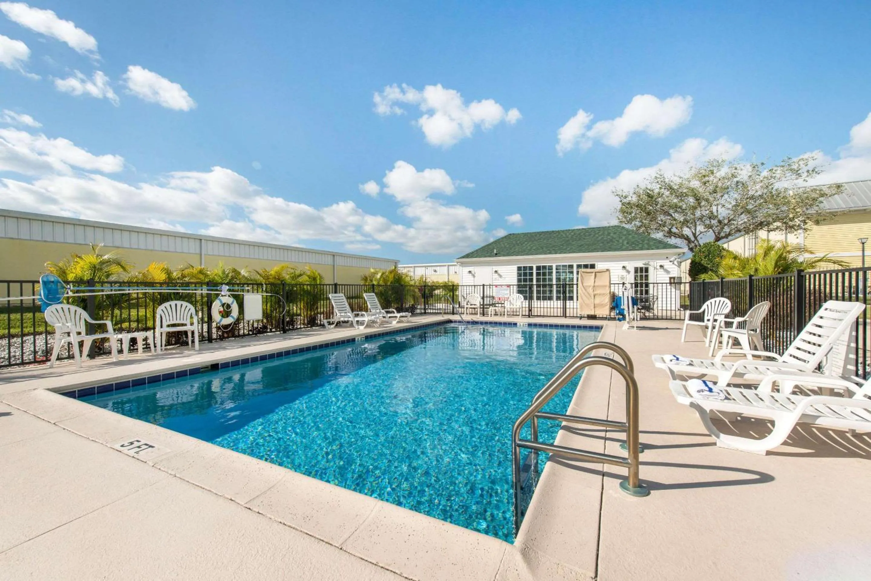 Swimming pool in Quality Inn Palm Bay - Melbourne I-95