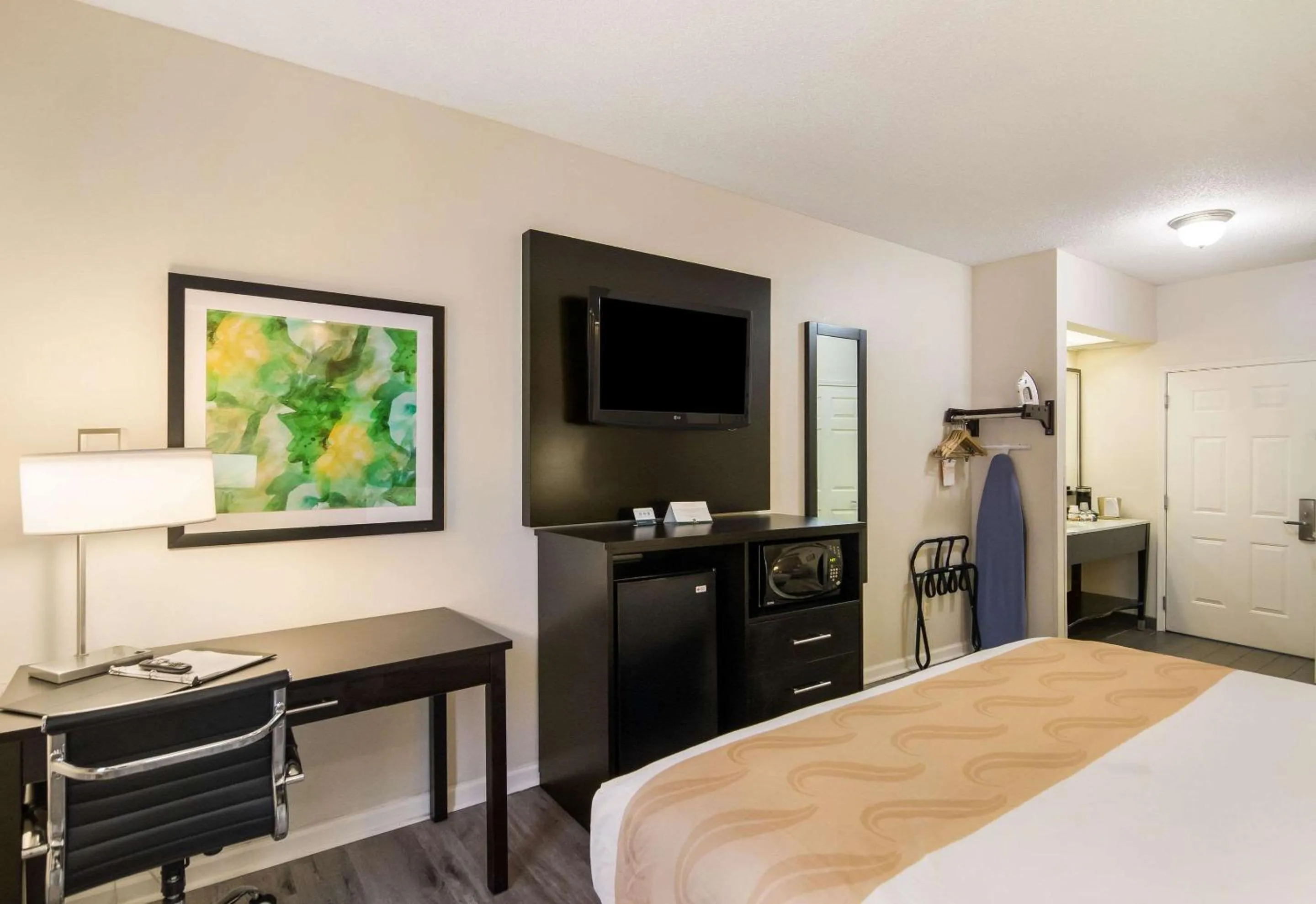 Photo of the whole room in Quality Inn Crestview Near Eglin AFB