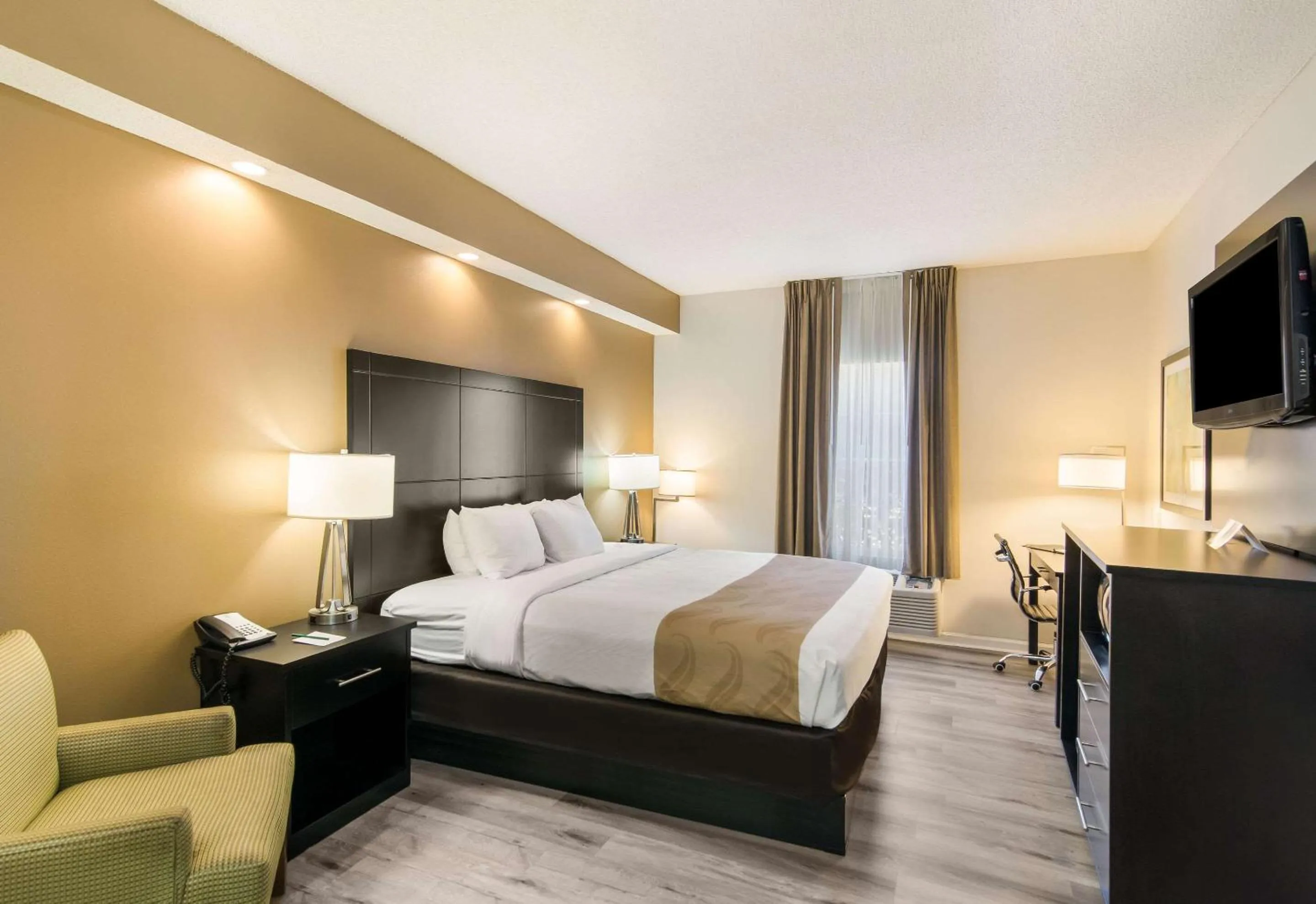 Photo of the whole room in Quality Inn Crestview Near Eglin AFB