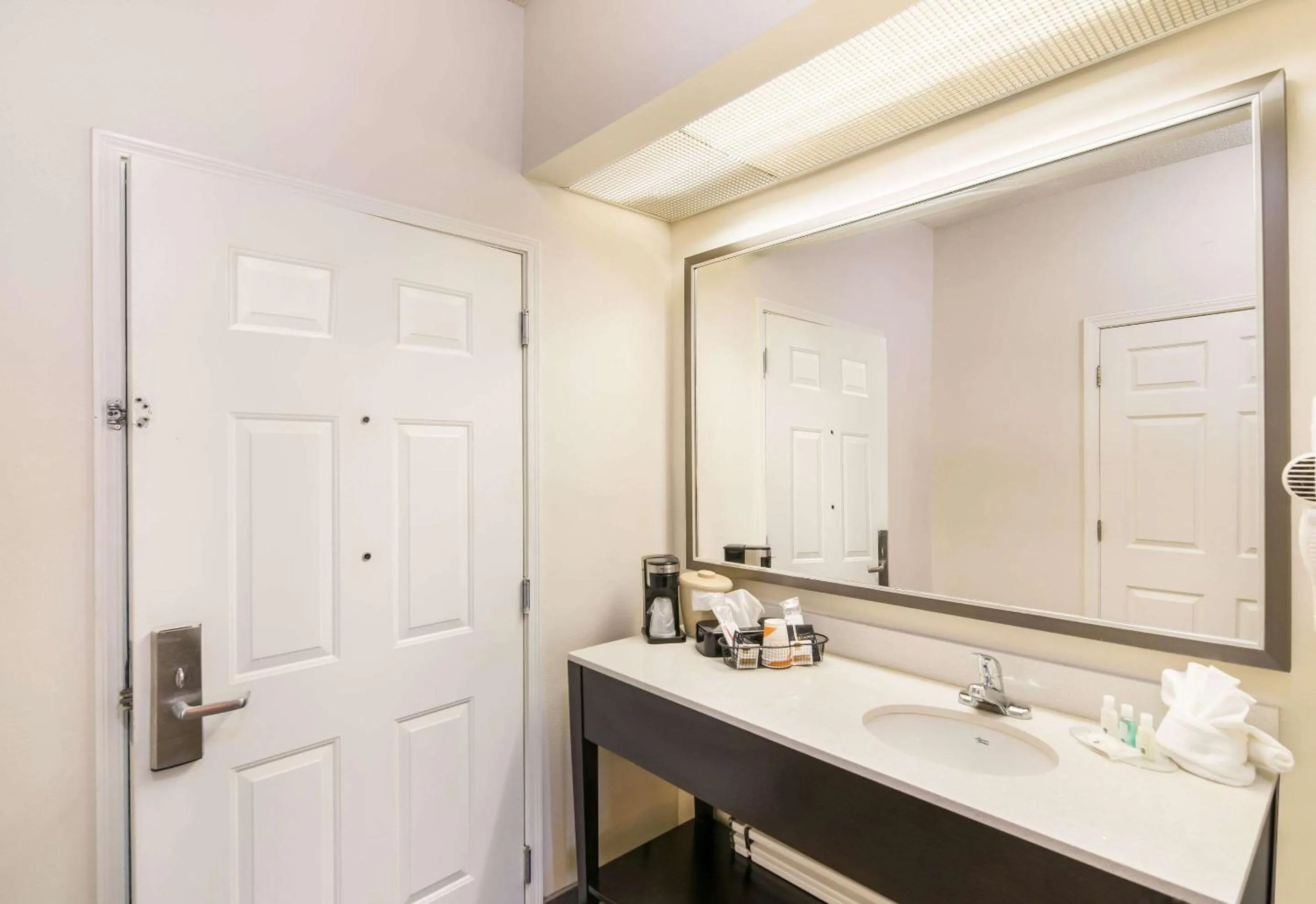 Photo of the whole room in Quality Inn Crestview Near Eglin AFB