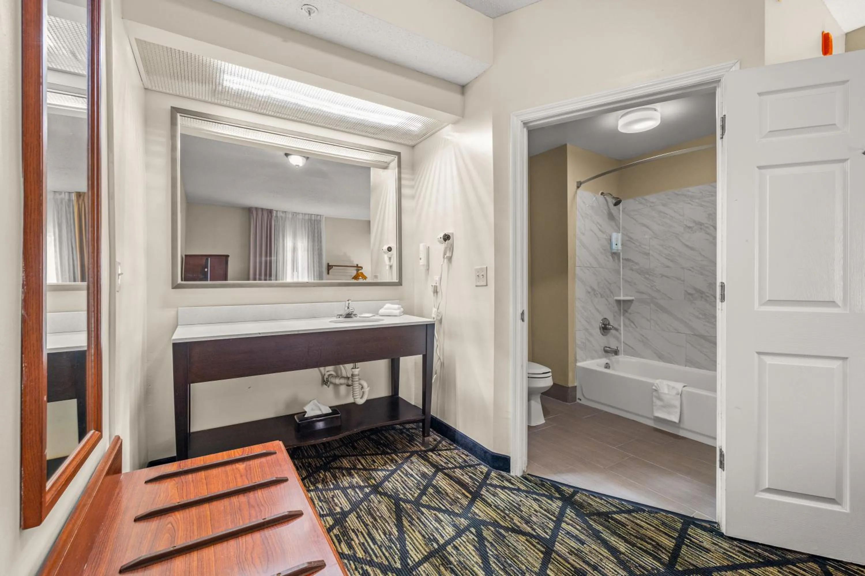 Bathroom, Bed in Quality Inn Lake City