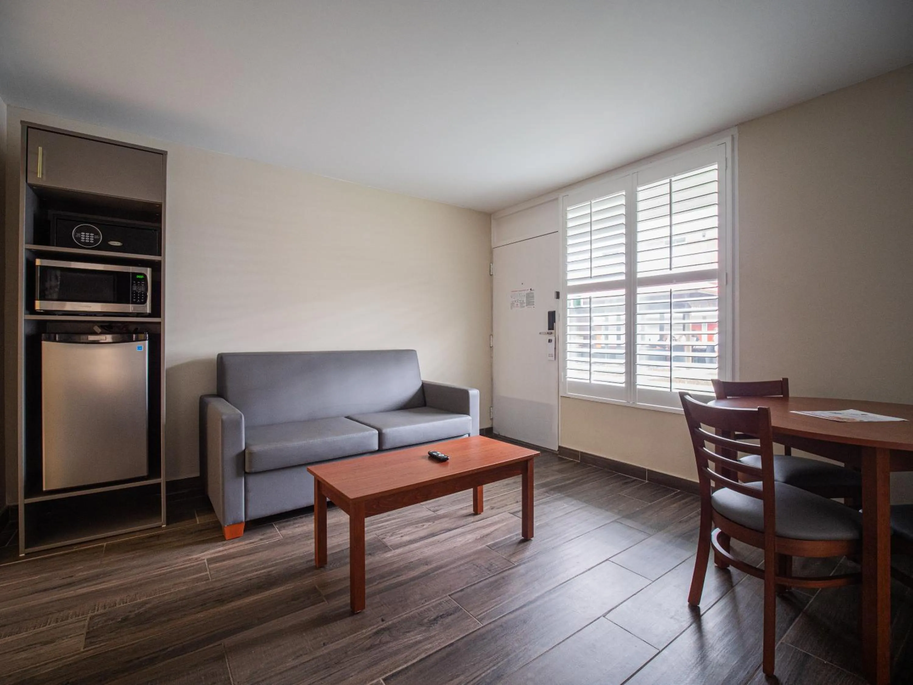 Living room in Equus Inn I75