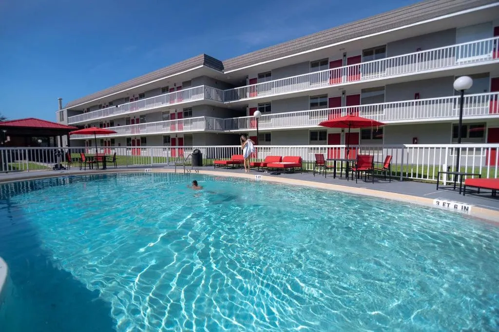 Swimming pool in Equus Inn I75