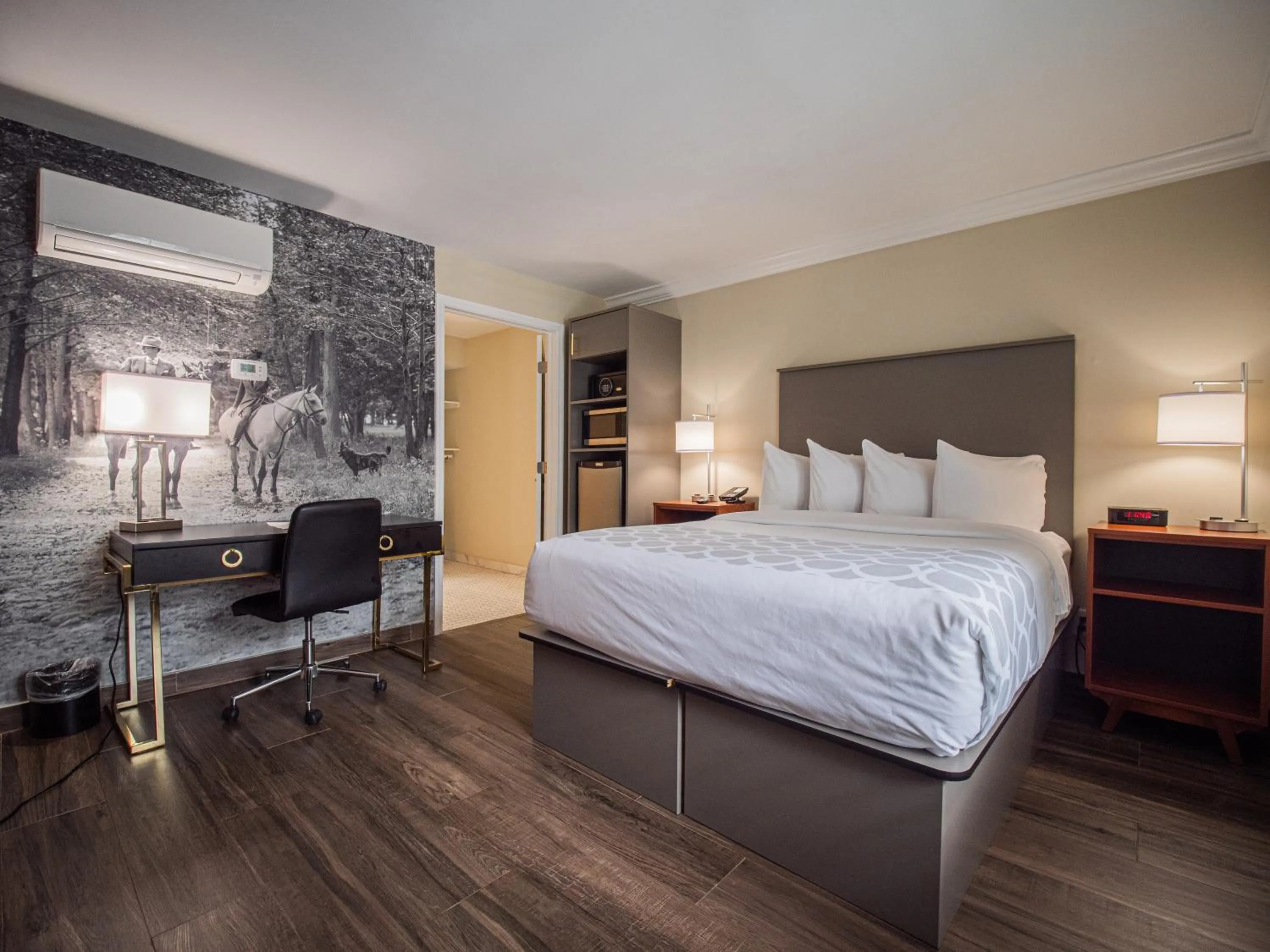 Photo of the whole room, Bed in Equus Inn I75