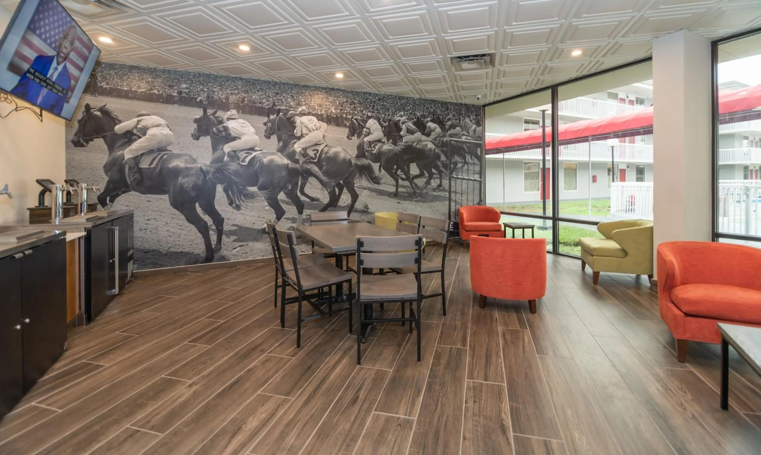 Lounge or bar in Equus Inn I75