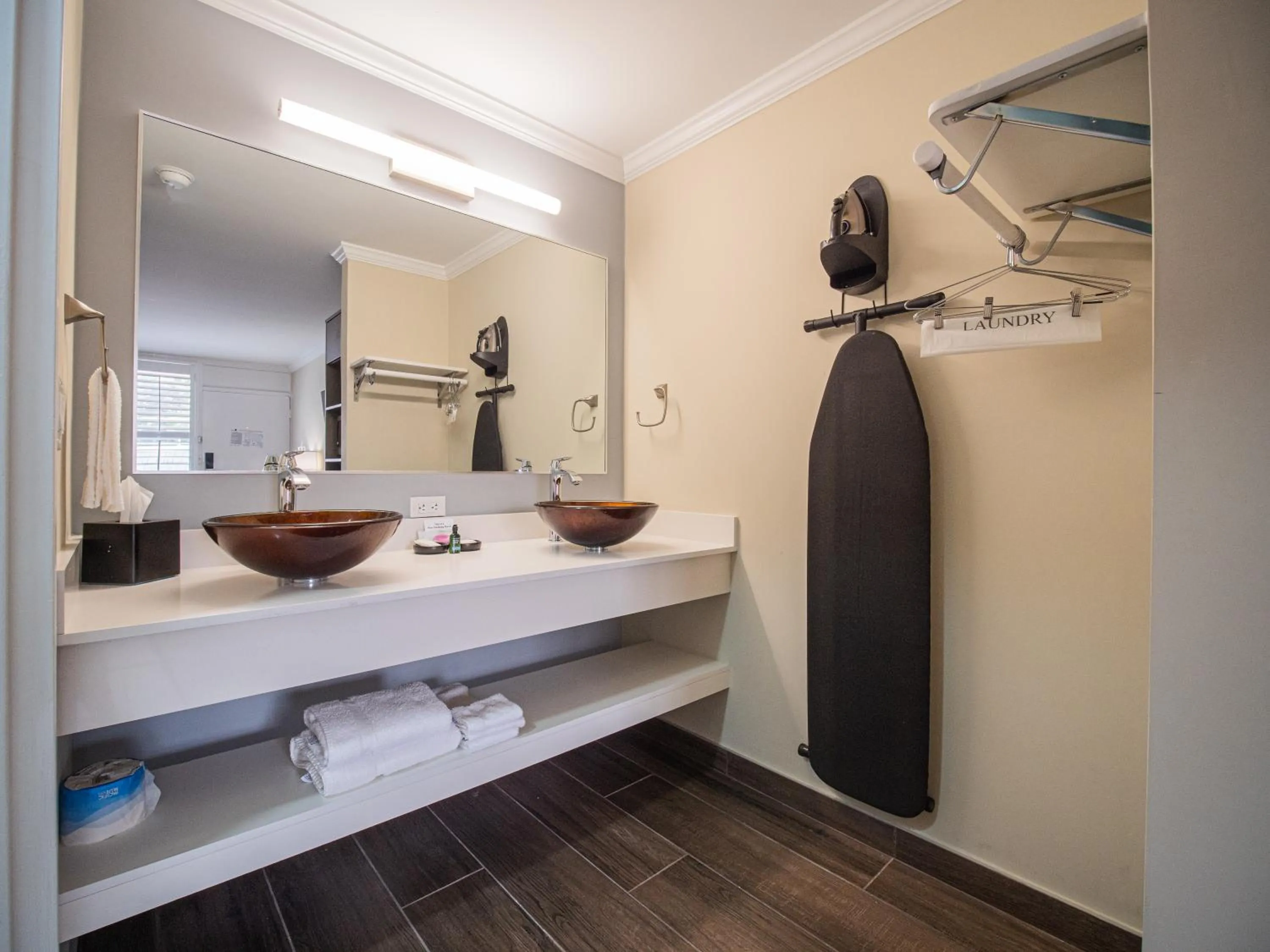 Bathroom in Equus Inn I75