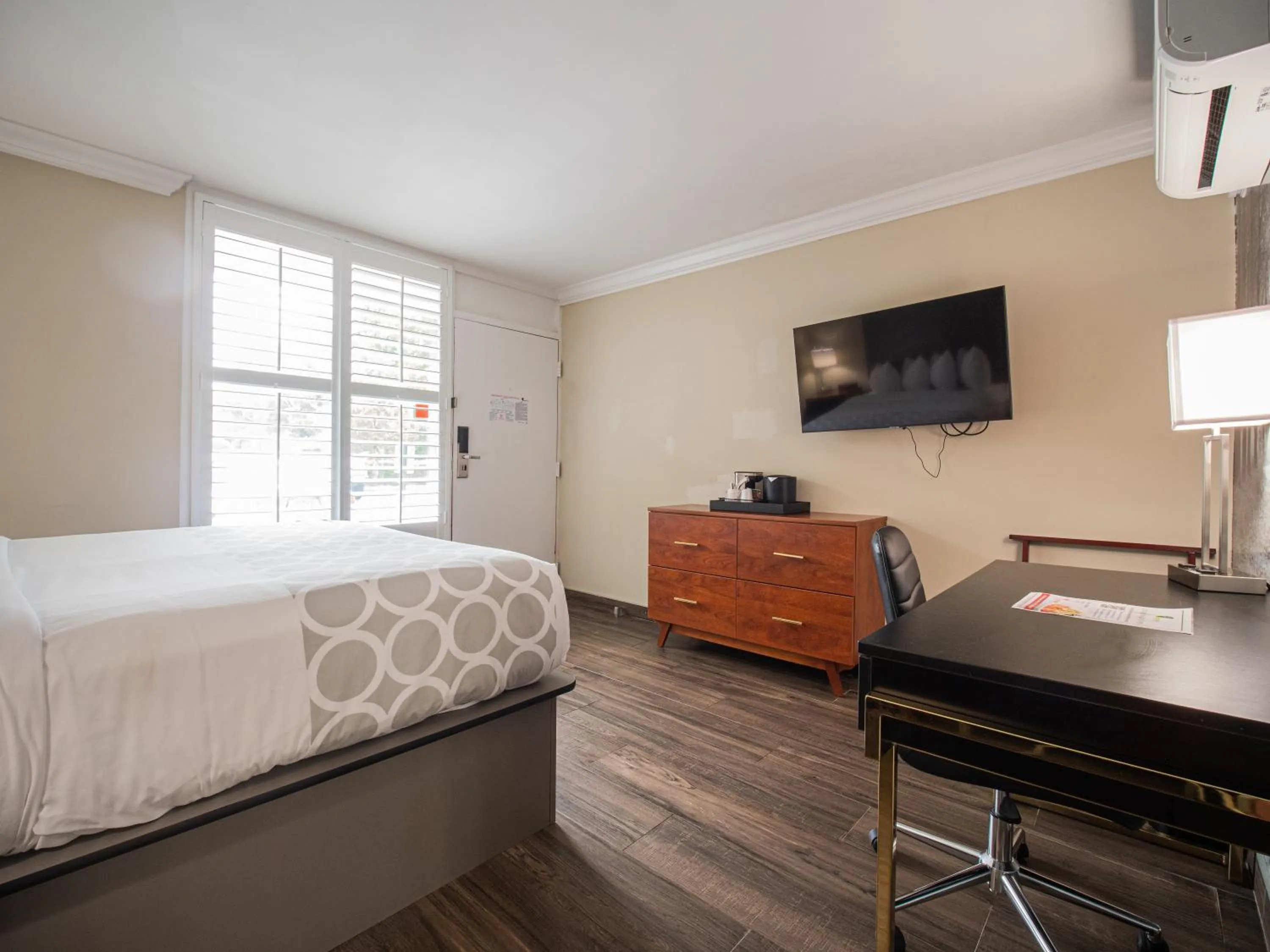 Photo of the whole room, Bed in Equus Inn I75