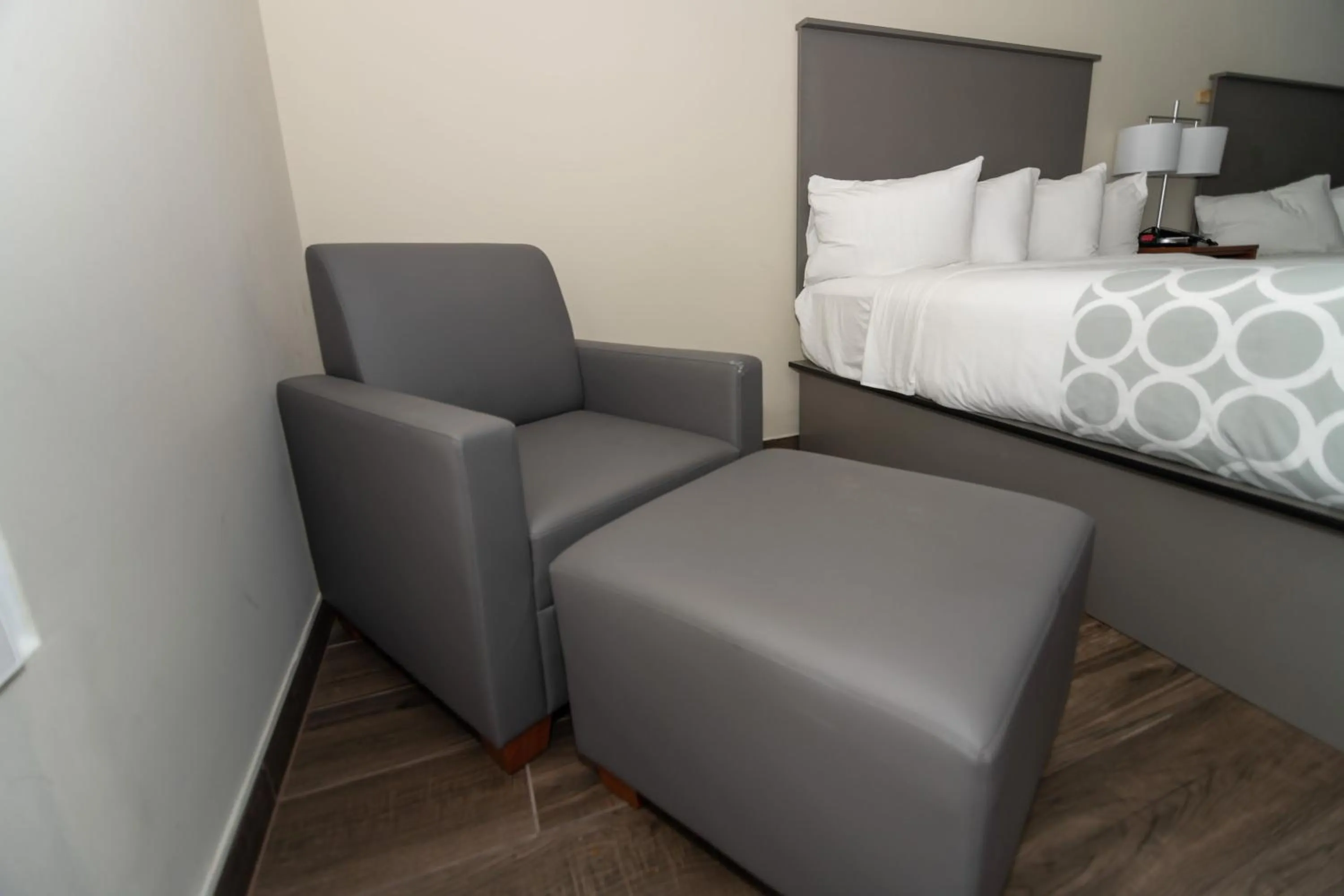 Seating area, Bed in Equus Inn I75