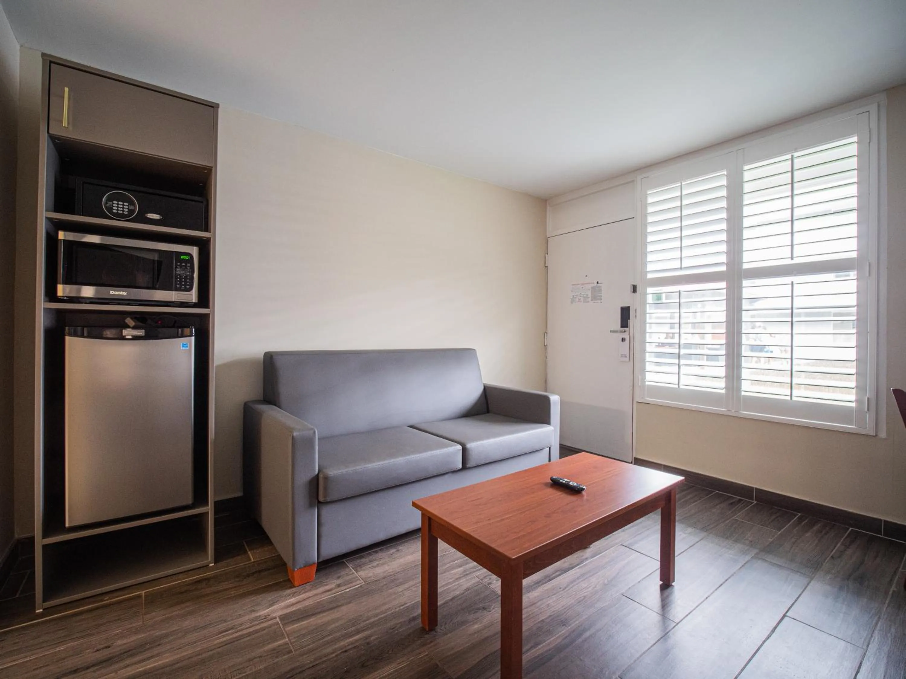 Seating area in Equus Inn I75