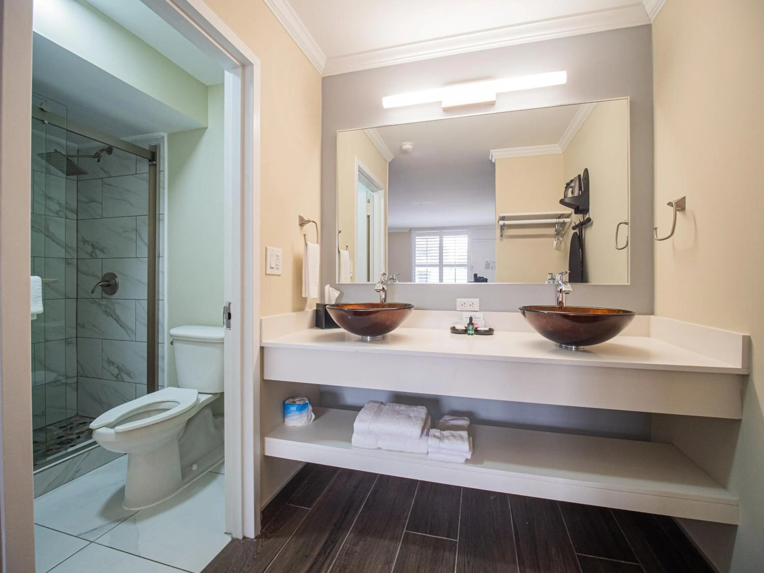 Bathroom in Equus Inn I75