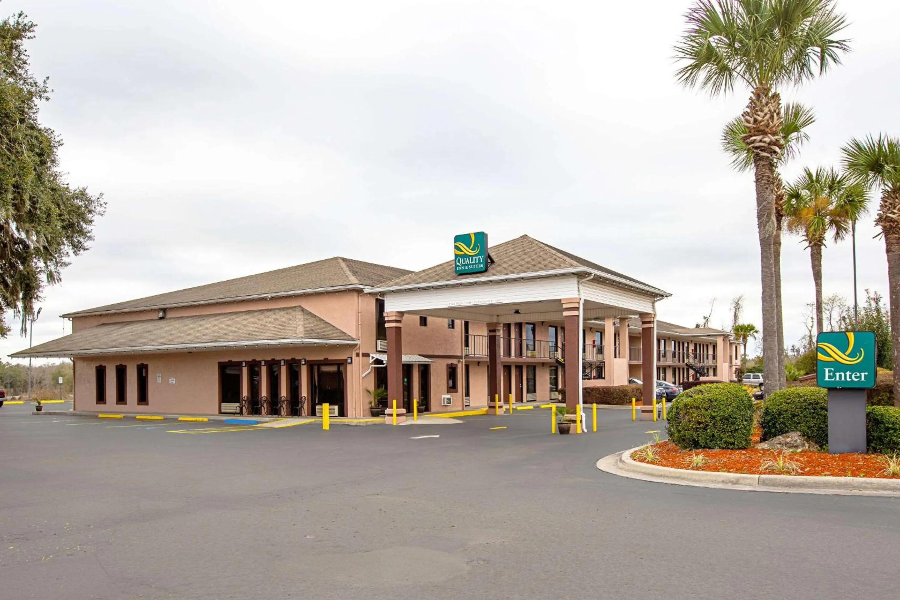 Property building in Quality Inn & Suites Live Oak I-10 Exit 283