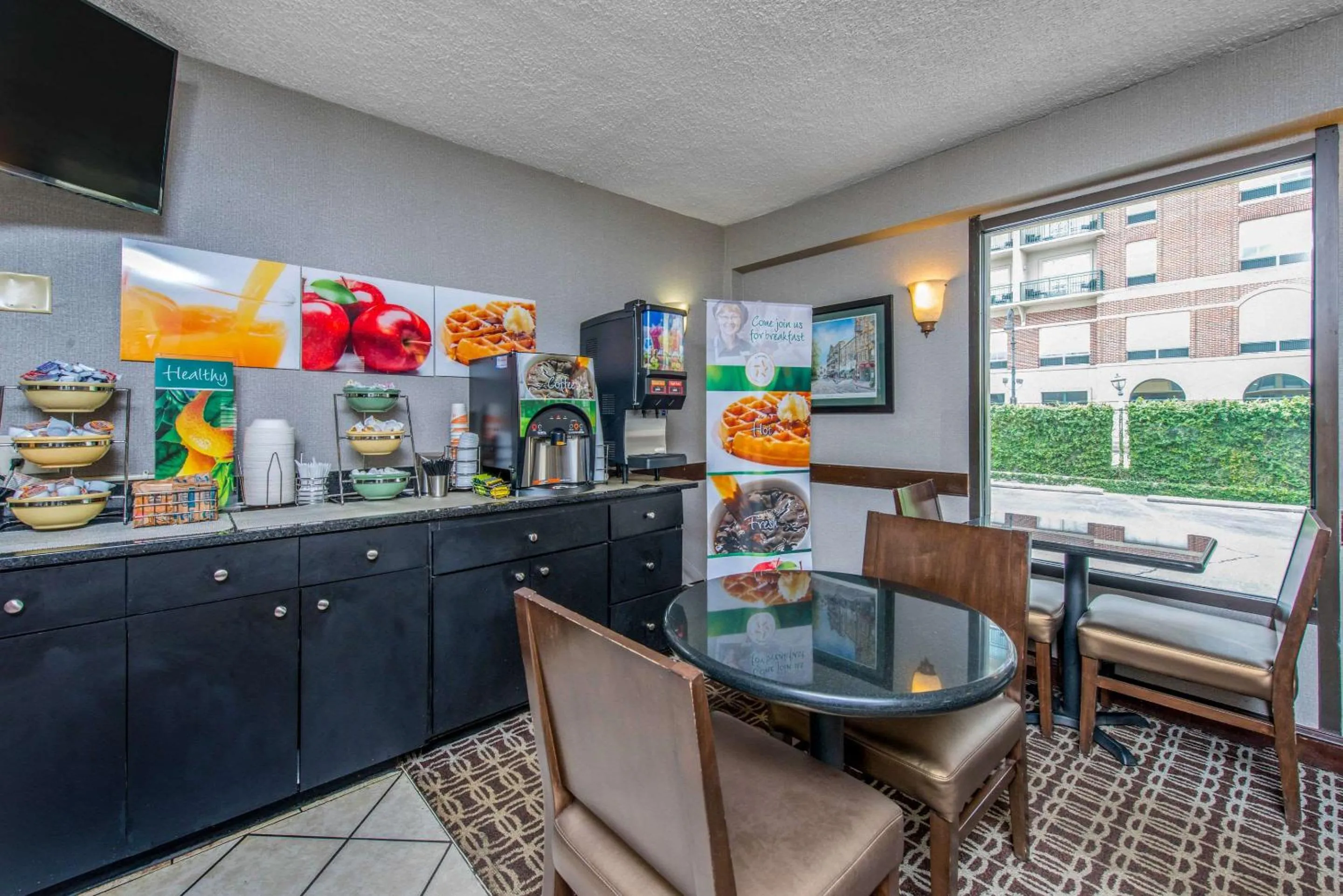 Restaurant/places to eat in Quality Inn Savannah Historic District