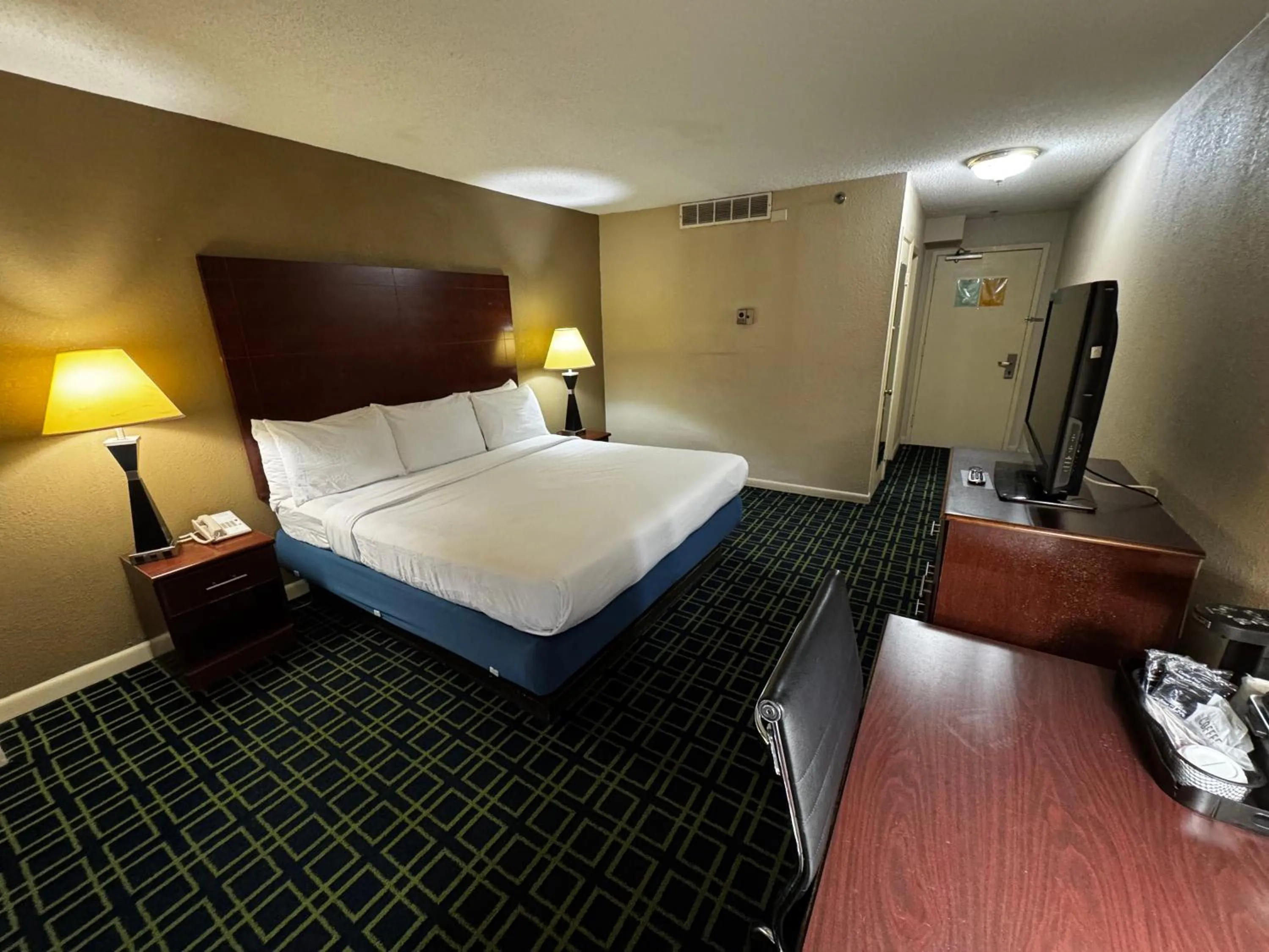 Bed in Barclay Hotel Atlanta Downtown