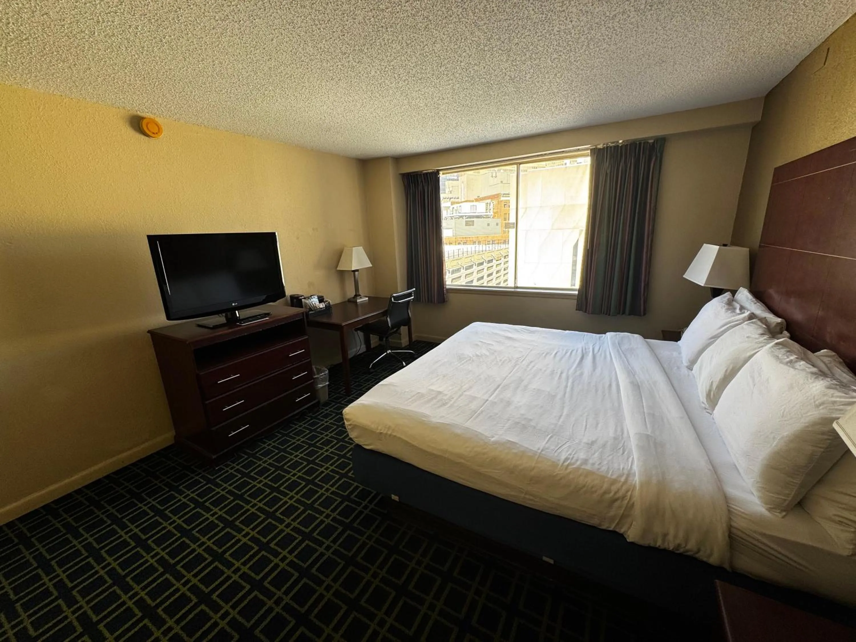 Bed in Barclay Hotel Atlanta Downtown