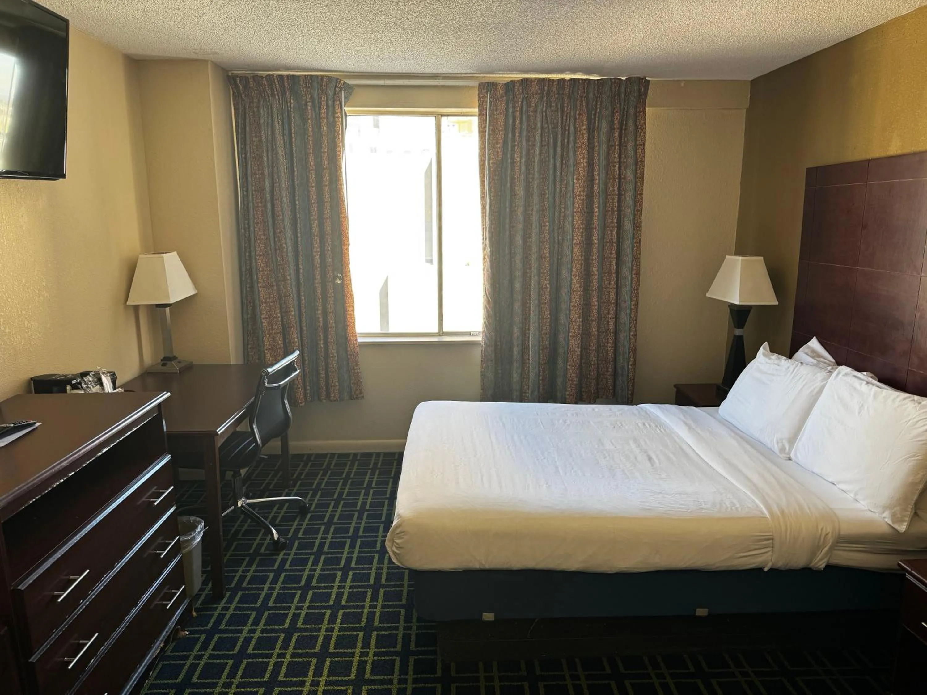 TV and multimedia, Bed in Barclay Hotel Atlanta Downtown