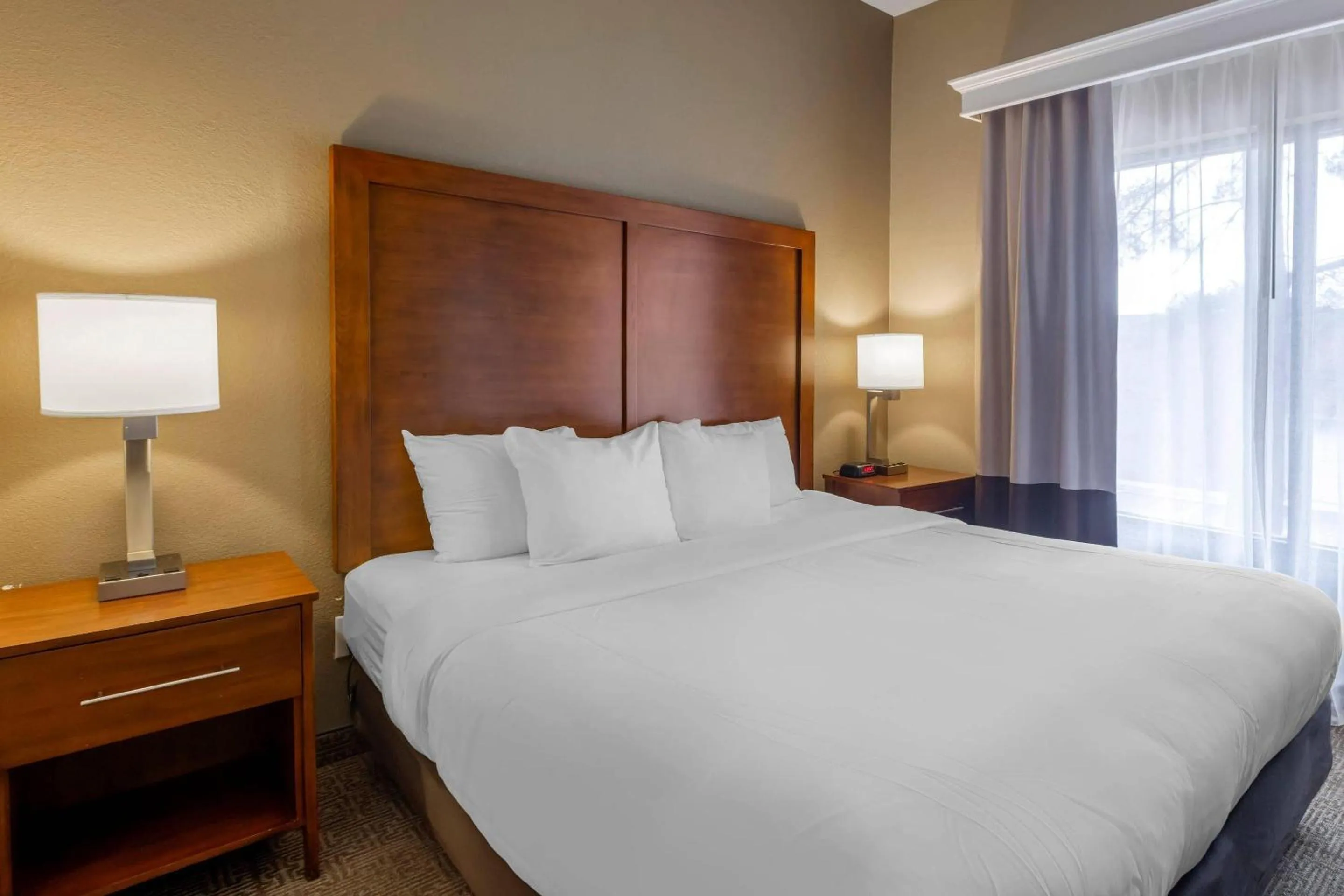 Bedroom, Bed in Comfort Inn & Suites Peachtree Corners - Norcross